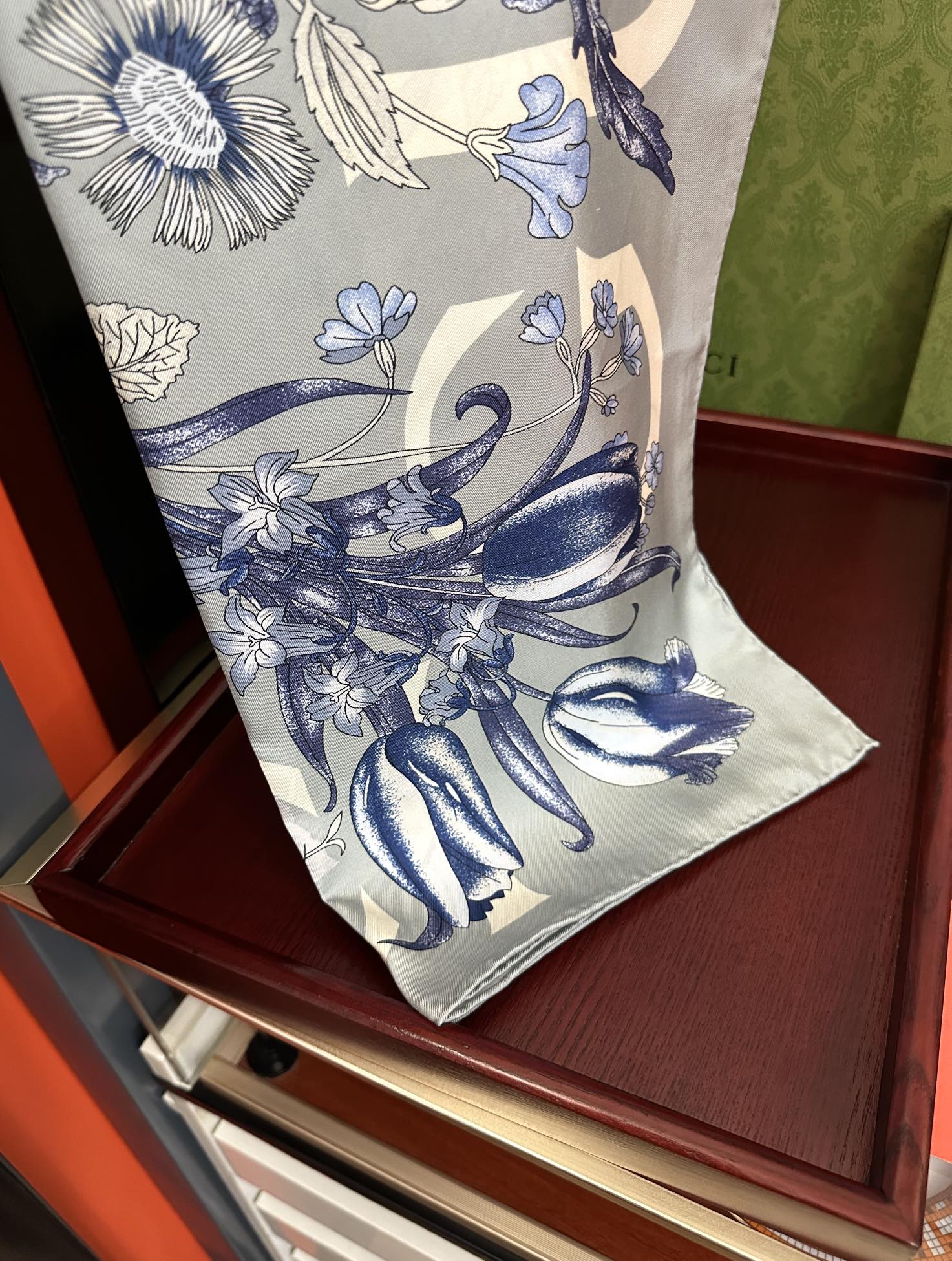  。新款 古奇《花卉丝巾》斜纹真丝 精致手工卷边庆祝光泽柔滑且垂感极佳得意以典雅的蓝色为基调嘴唇将品牌标