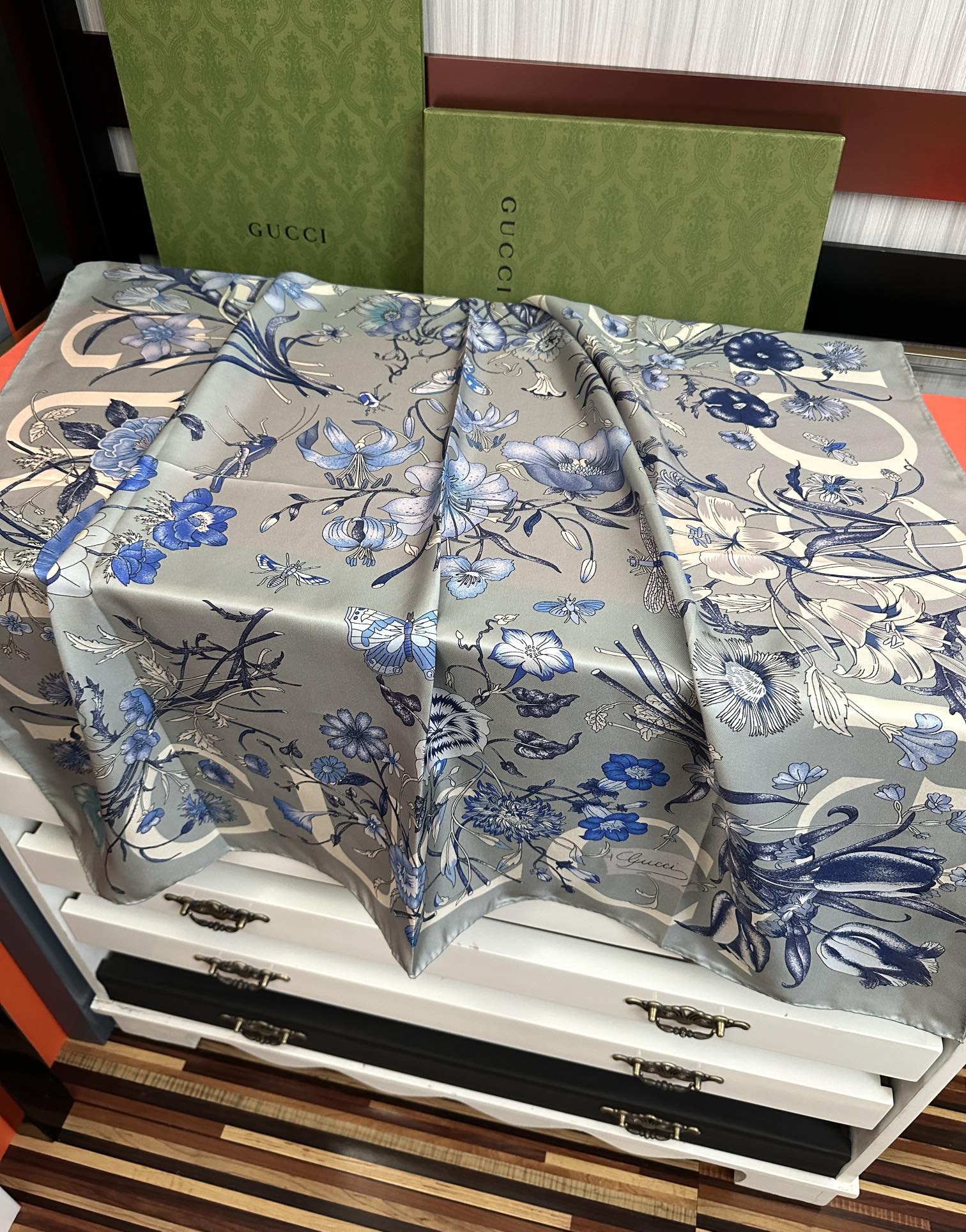  。新款 古奇《花卉丝巾》斜纹真丝 精致手工卷边庆祝光泽柔滑且垂感极佳得意以典雅的蓝色为基调嘴唇将品牌标