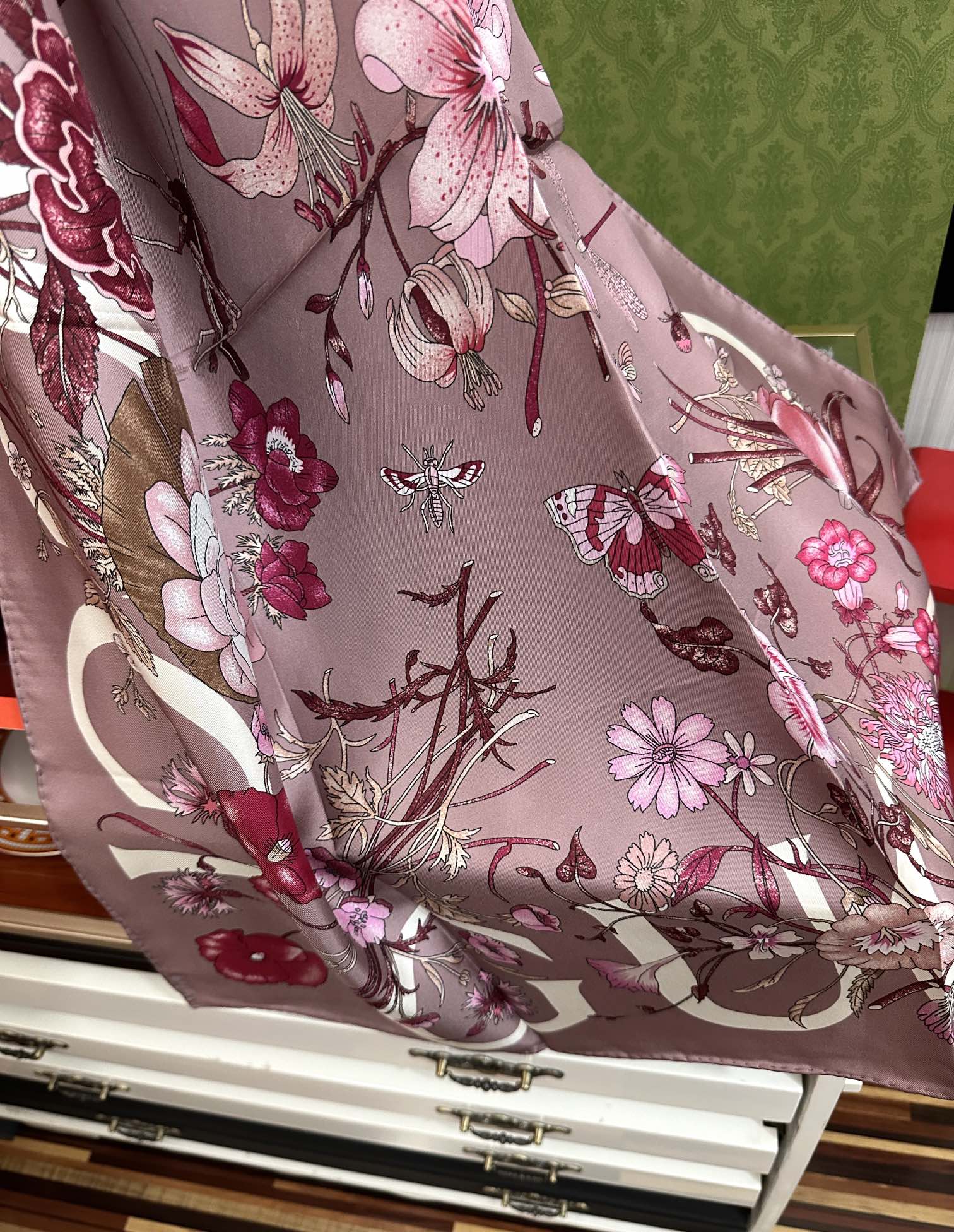  。新款 古奇《花卉丝巾》斜纹真丝 精致手工卷边庆祝光泽柔滑且垂感极佳得意以典雅的蓝色为基调嘴唇将品牌标