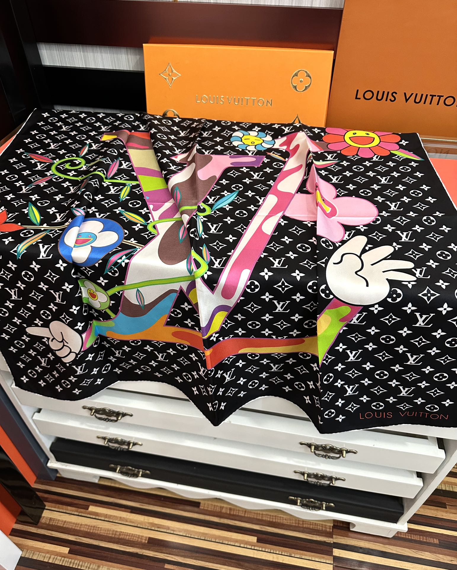 。2010新品LV专柜同步【18mm双面同色】太美了庆祝“L家”90典藏方巾通过别致的经典色彩向原创设计