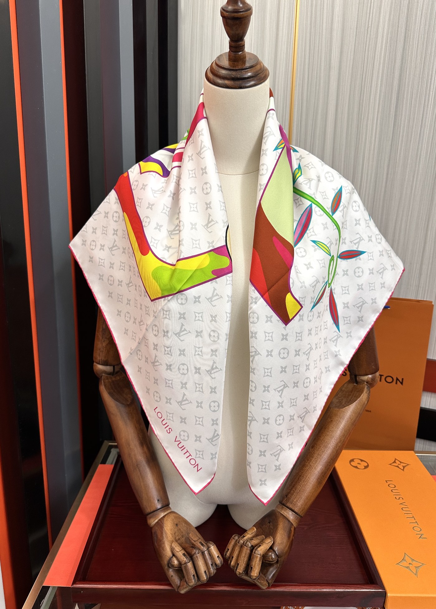 。2010新品LV专柜同步【18mm双面同色】太美了庆祝“L家”90典藏方巾通过别致的经典色彩向原创设计