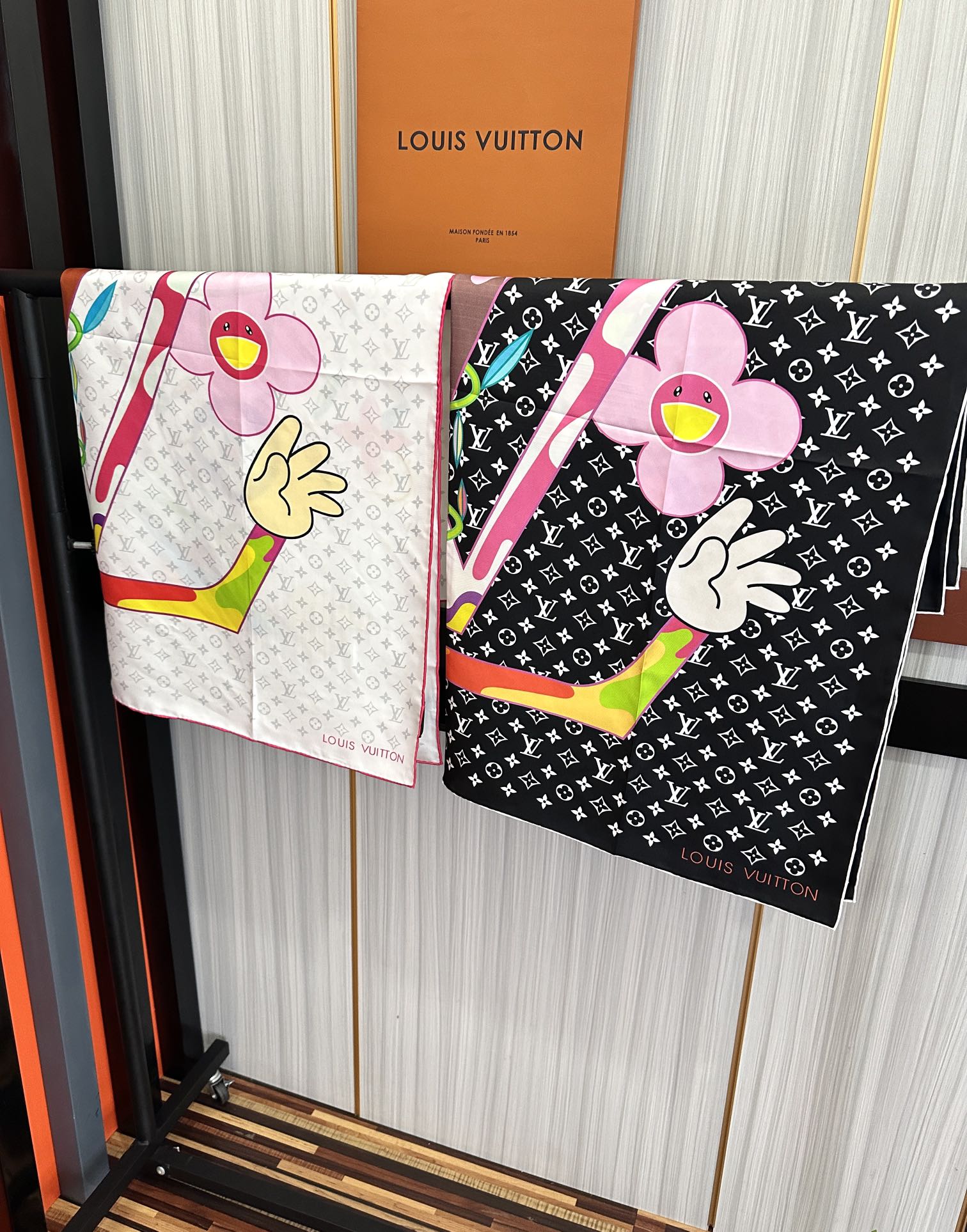 。2010新品LV专柜同步【18mm双面同色】太美了庆祝“L家”90典藏方巾通过别致的经典色彩向原创设计