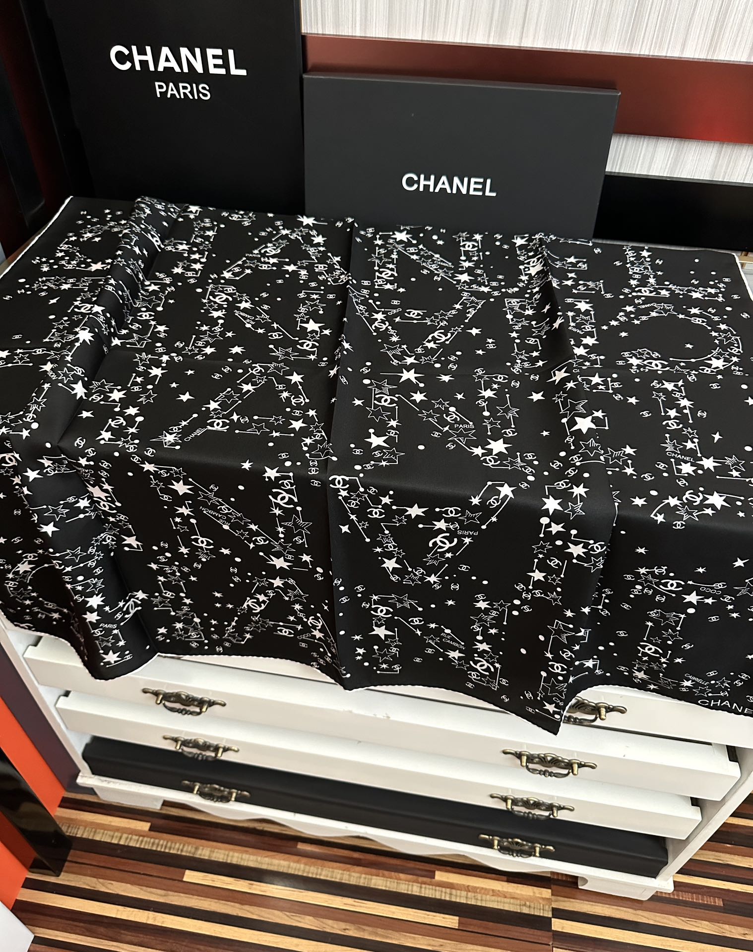 。 新款 香奈儿【涂鸦字母系列】👍香奶奶永远都是比较经典發一条印有字母Logo交织图案巧妙搭配得意简直太