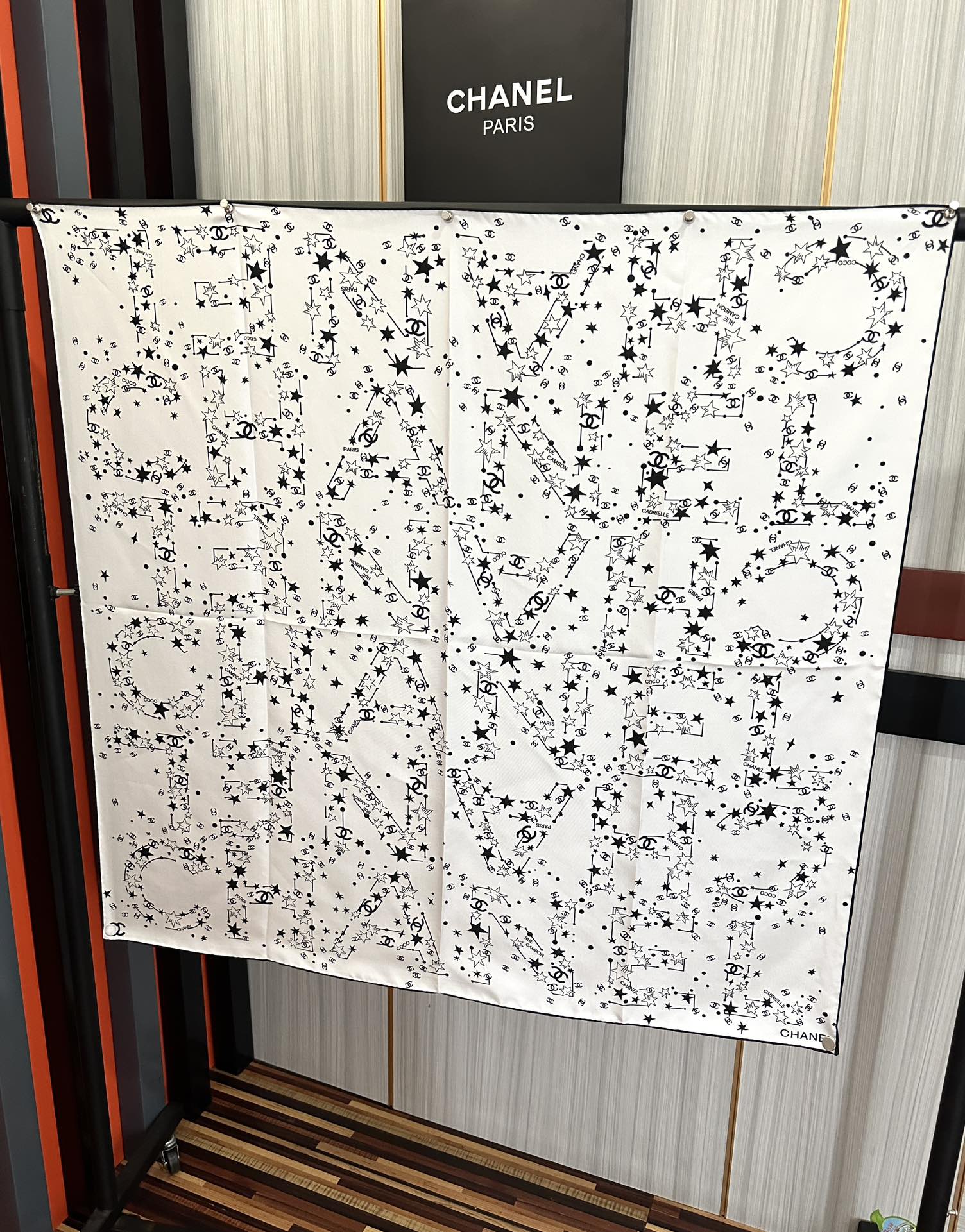 。 新款 香奈儿【涂鸦字母系列】👍香奶奶永远都是比较经典發一条印有字母Logo交织图案巧妙搭配得意简直太