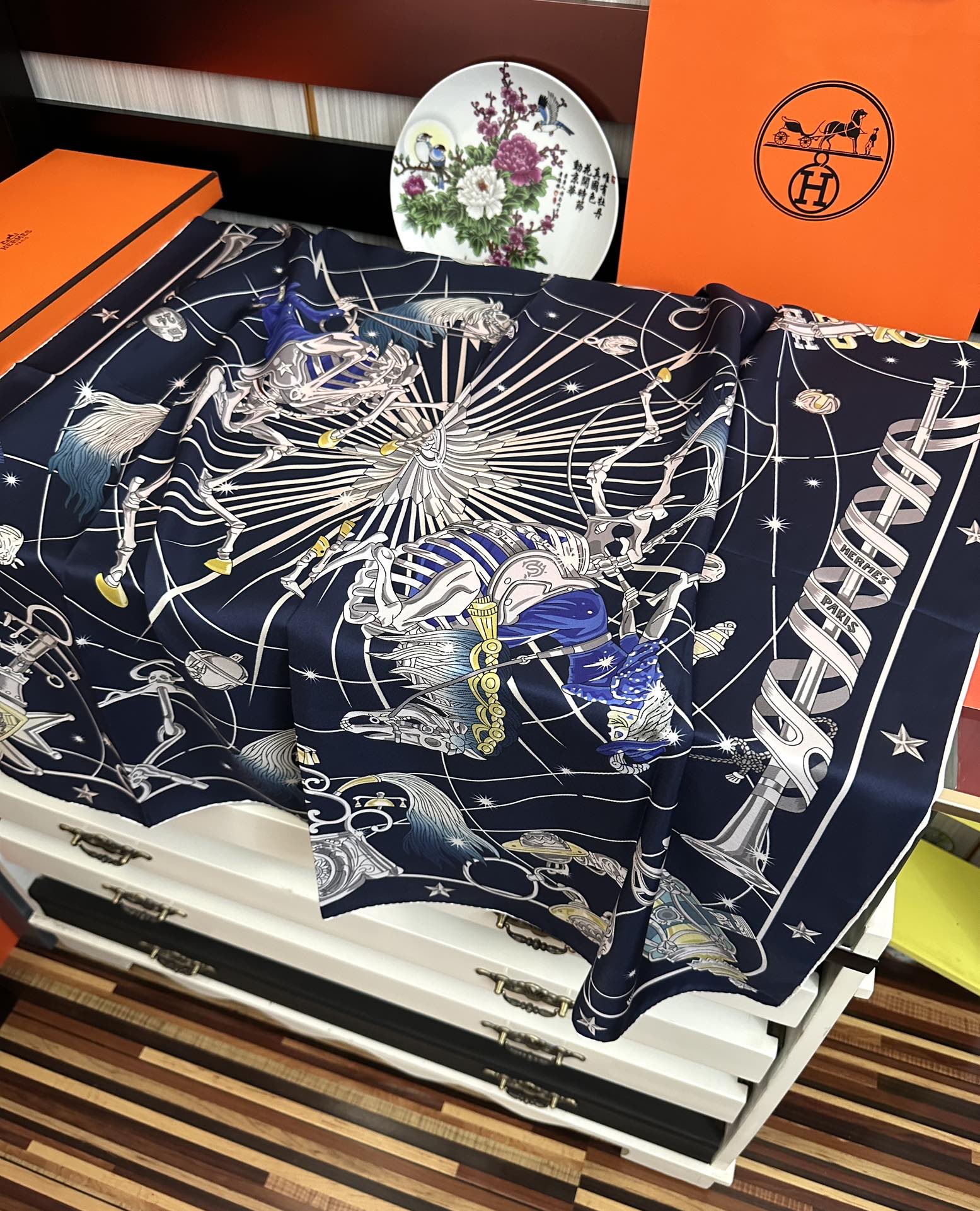 高版本。2010爱马仕【星辰合唱曲】90典藏方巾通过别致的经典色彩向原创设计致敬太阳作品未经重新诠释或设