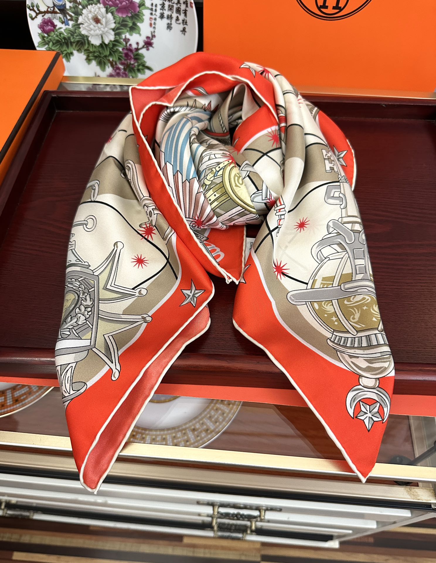 高版本。2010爱马仕【星辰合唱曲】90典藏方巾通过别致的经典色彩向原创设计致敬太阳作品未经重新诠释或设