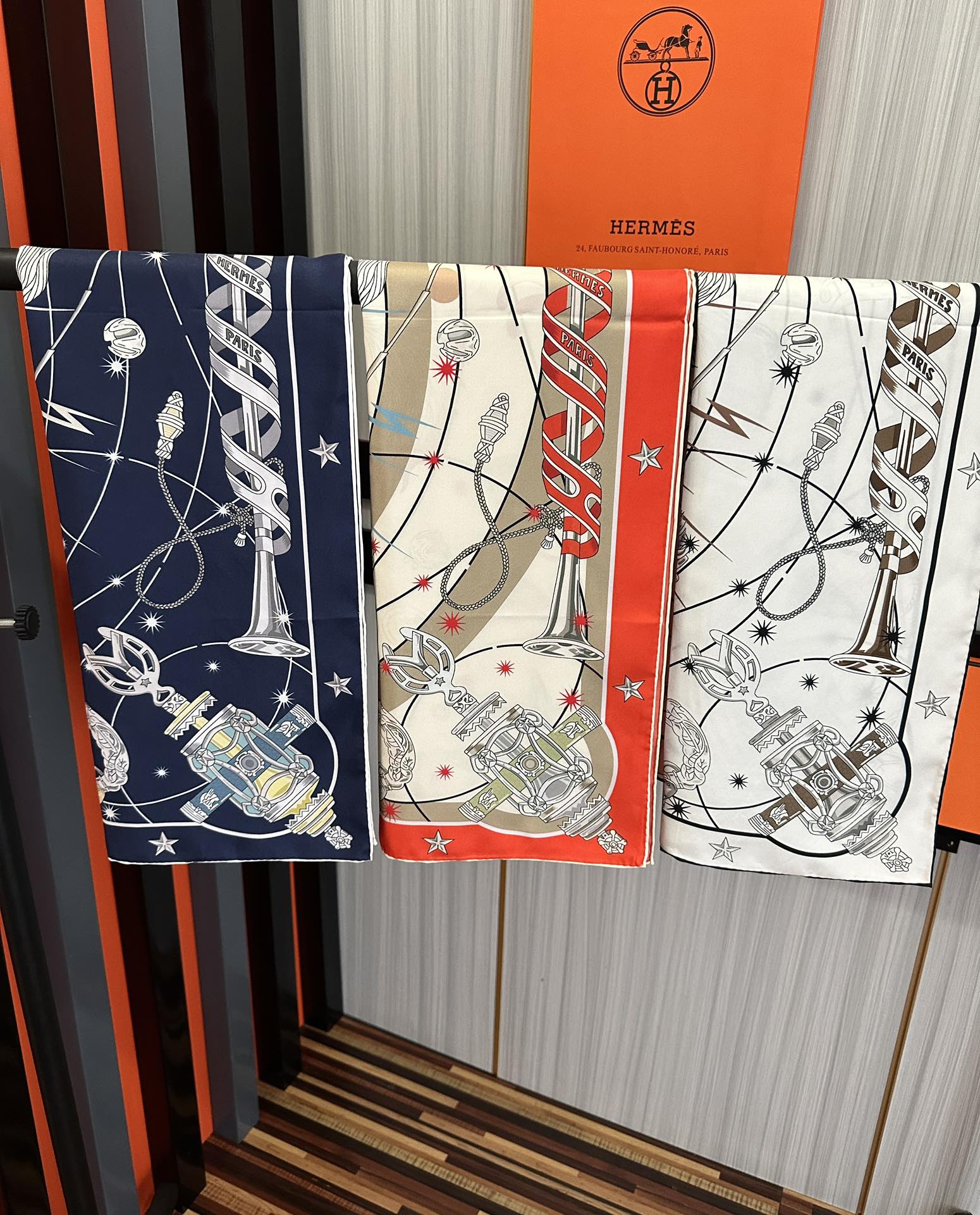 高版本。2010爱马仕【星辰合唱曲】90典藏方巾通过别致的经典色彩向原创设计致敬太阳作品未经重新诠释或设