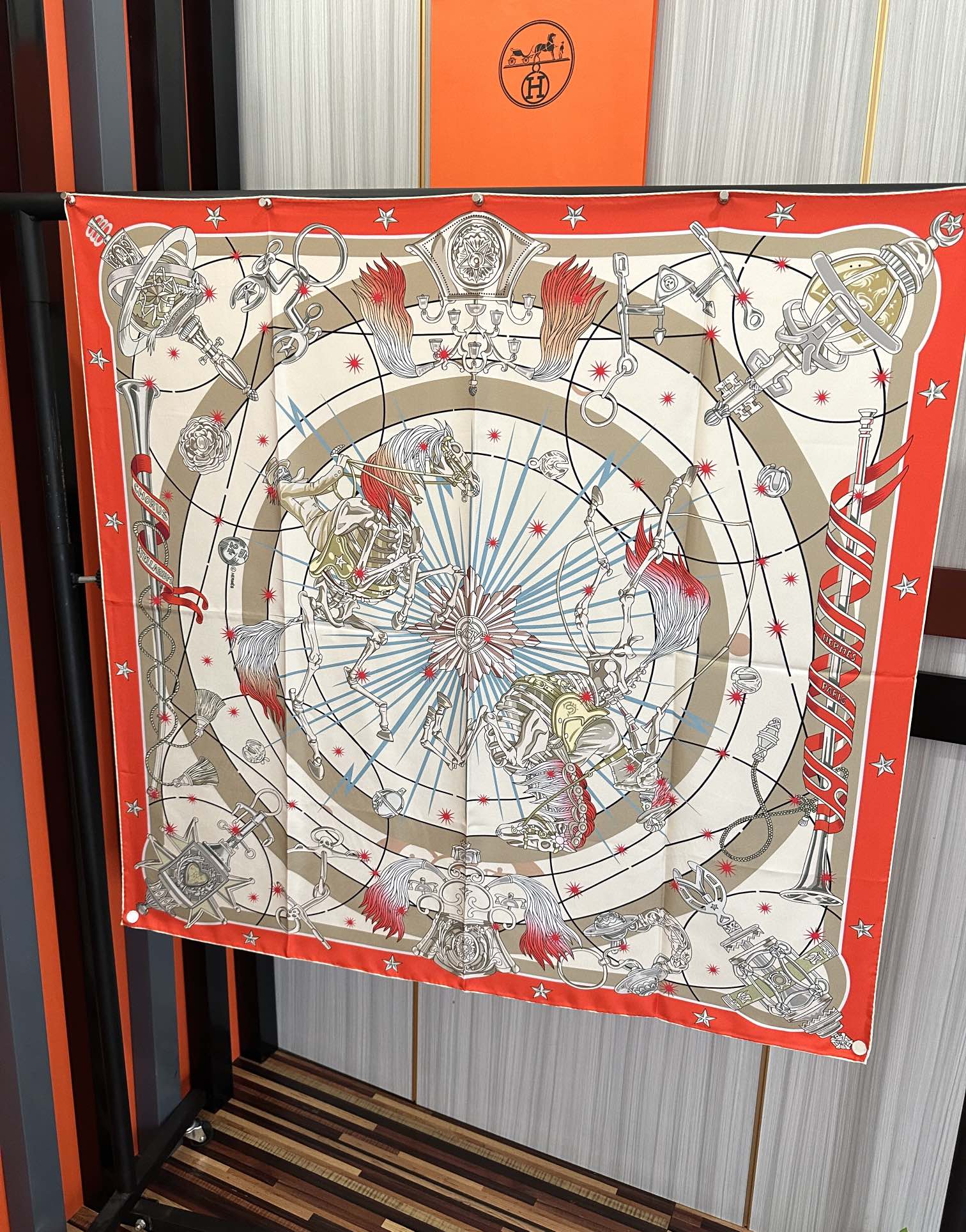 高版本。2010爱马仕【星辰合唱曲】90典藏方巾通过别致的经典色彩向原创设计致敬太阳作品未经重新诠释或设