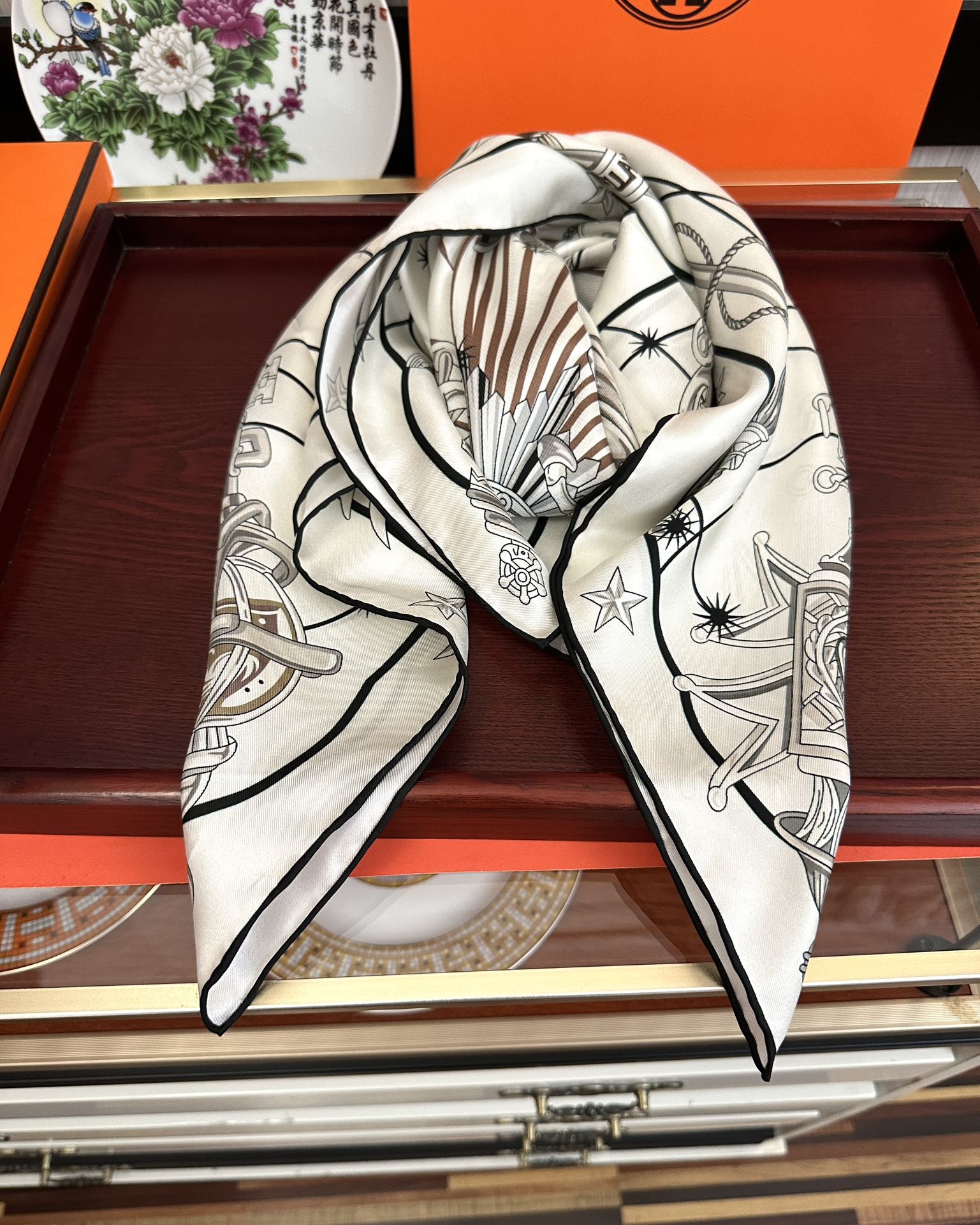 高版本。2010爱马仕【星辰合唱曲】90典藏方巾通过别致的经典色彩向原创设计致敬太阳作品未经重新诠释或设