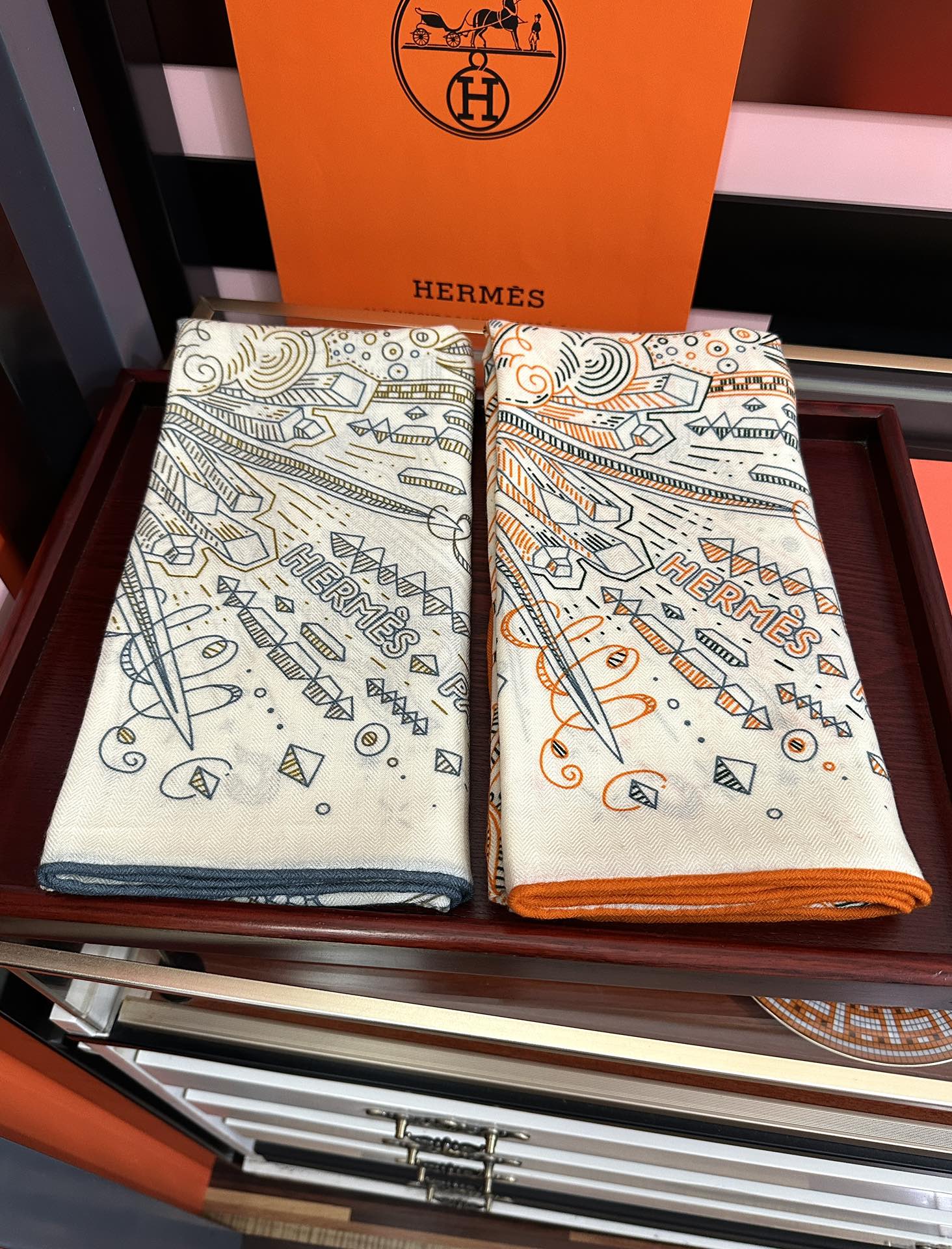 太美了❤️爱马仕 今年经典优雅礼物~气质到骨子里色新一季的面料超高级，真心超级柔软，丝丝顺滑太阳韧性很强