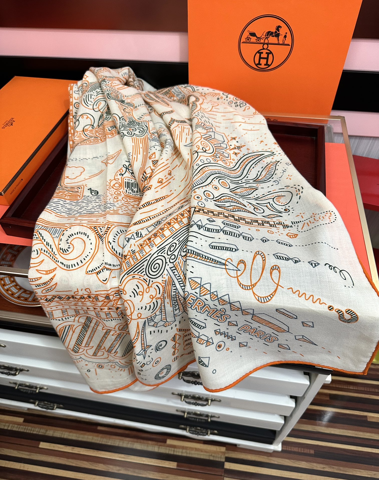 太美了❤️爱马仕 今年经典优雅礼物~气质到骨子里色新一季的面料超高级，真心超级柔软，丝丝顺滑太阳韧性很强