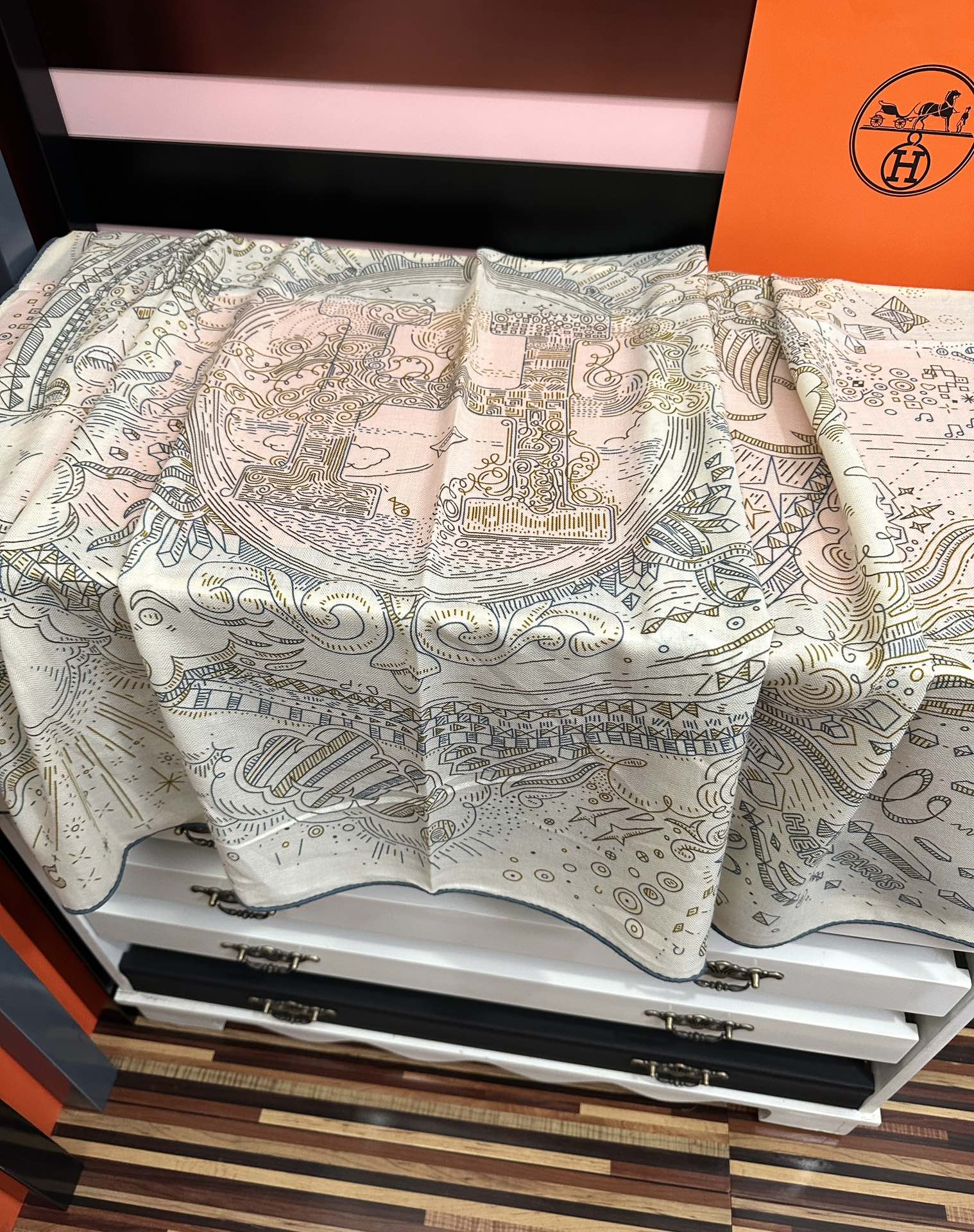 太美了❤️爱马仕 今年经典优雅礼物~气质到骨子里色新一季的面料超高级，真心超级柔软，丝丝顺滑太阳韧性很强