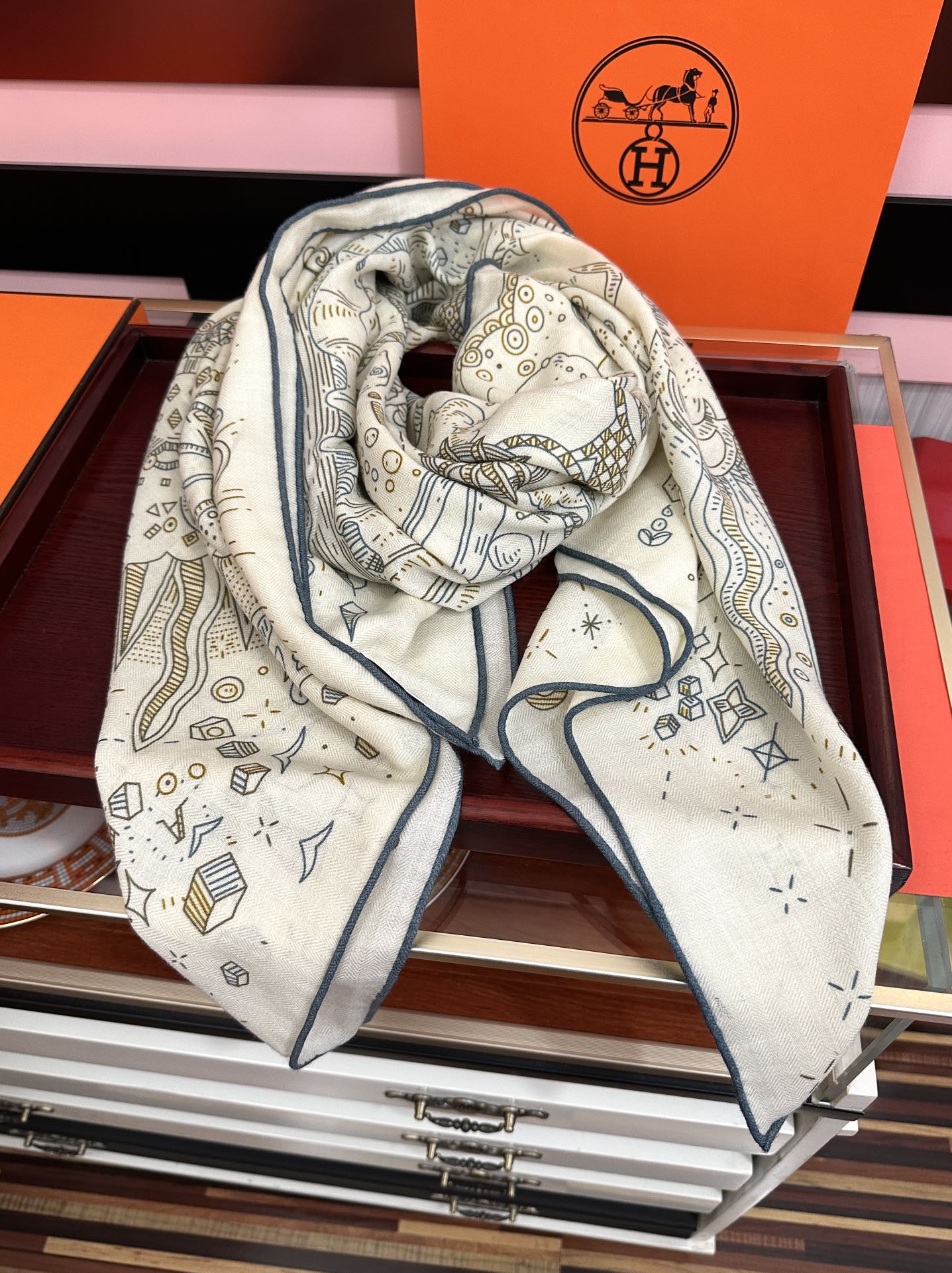 太美了❤️爱马仕 今年经典优雅礼物~气质到骨子里色新一季的面料超高级，真心超级柔软，丝丝顺滑太阳韧性很强