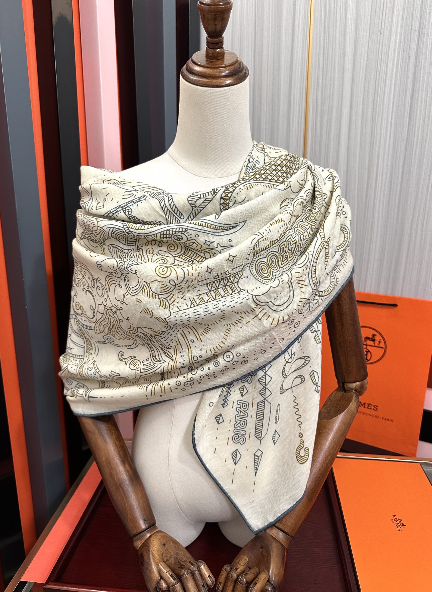 太美了❤️爱马仕 今年经典优雅礼物~气质到骨子里色新一季的面料超高级，真心超级柔软，丝丝顺滑太阳韧性很强