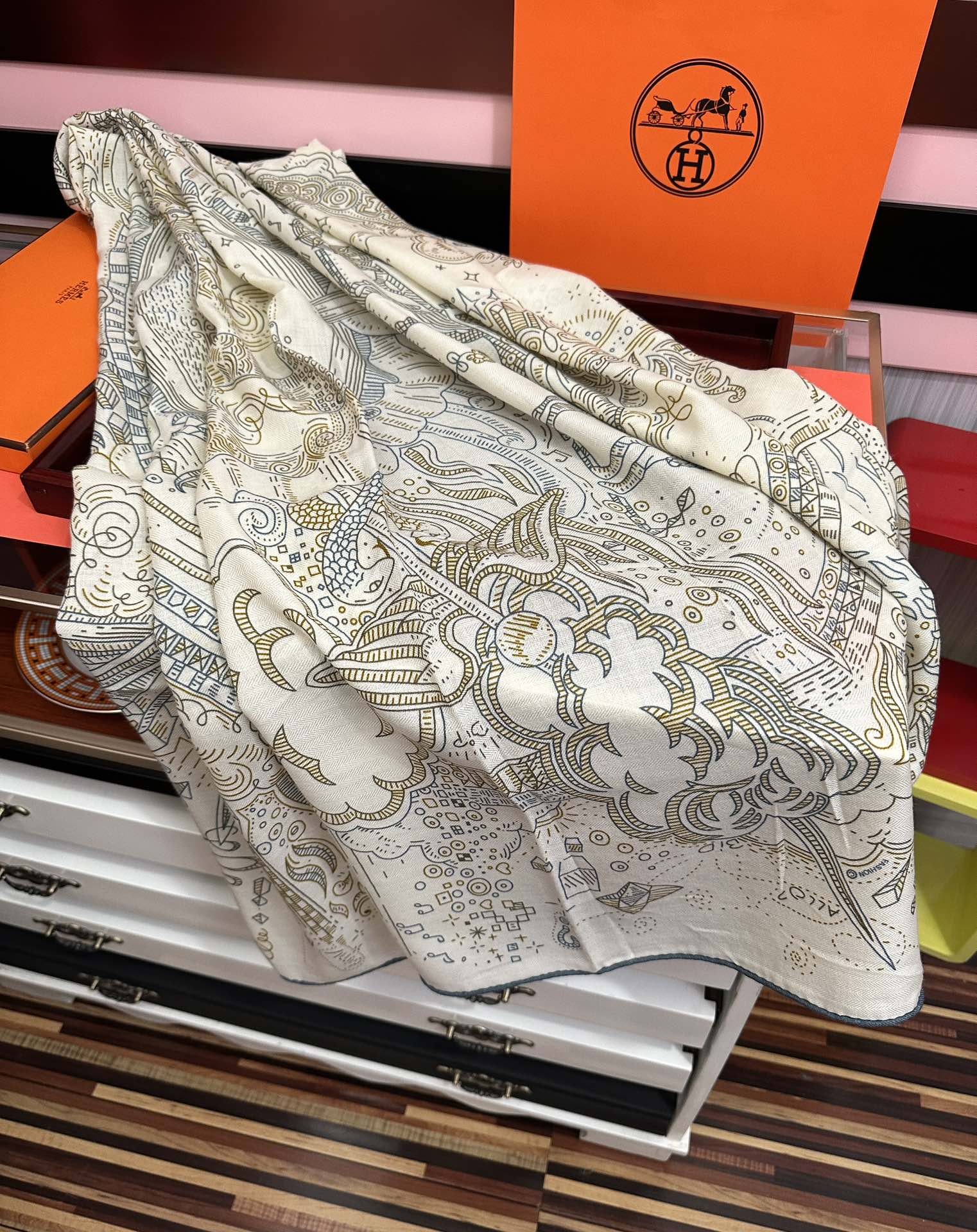 太美了❤️爱马仕 今年经典优雅礼物~气质到骨子里色新一季的面料超高级，真心超级柔软，丝丝顺滑太阳韧性很强