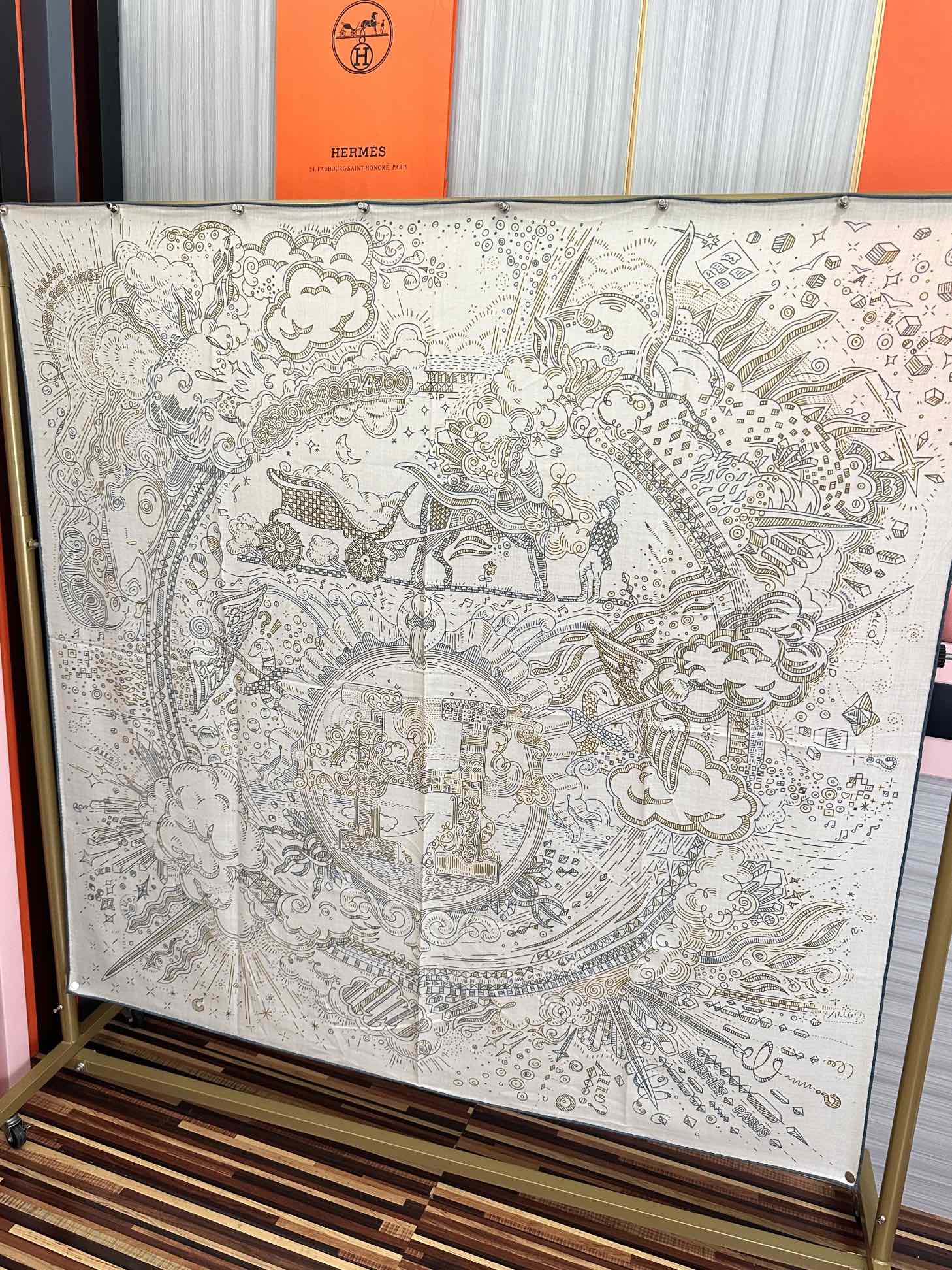 太美了❤️爱马仕 今年经典优雅礼物~气质到骨子里色新一季的面料超高级，真心超级柔软，丝丝顺滑太阳韧性很强