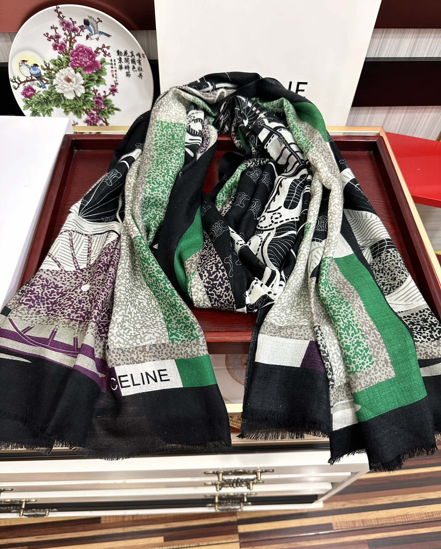 Celine 2050赛林 最新款 设计太美了 真心赞 实物真心美 细节都可见 高端 VI 绝对值得入手 尺寸：100x200cm材质：羊绒