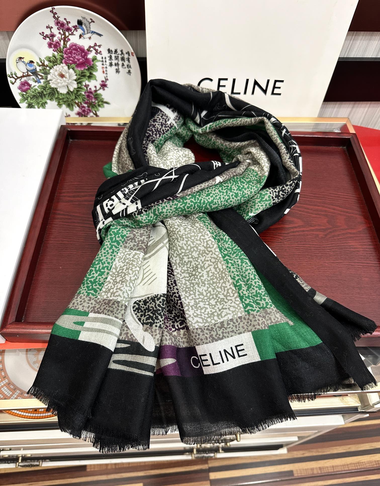 Celine 2050赛林 最新款 设计太美了 真心赞 实物真心美 细节都可见 高端 VI 绝对值得入手 尺寸：100x200cm材质：羊绒