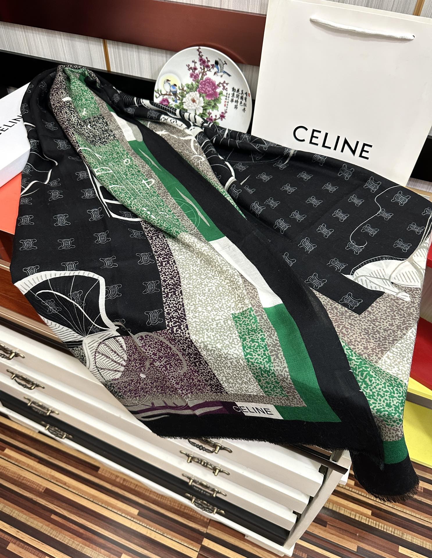 Celine 2050赛林 最新款 设计太美了 真心赞 实物真心美 细节都可见 高端 VI 绝对值得入手 尺寸：100x200cm材质：羊绒