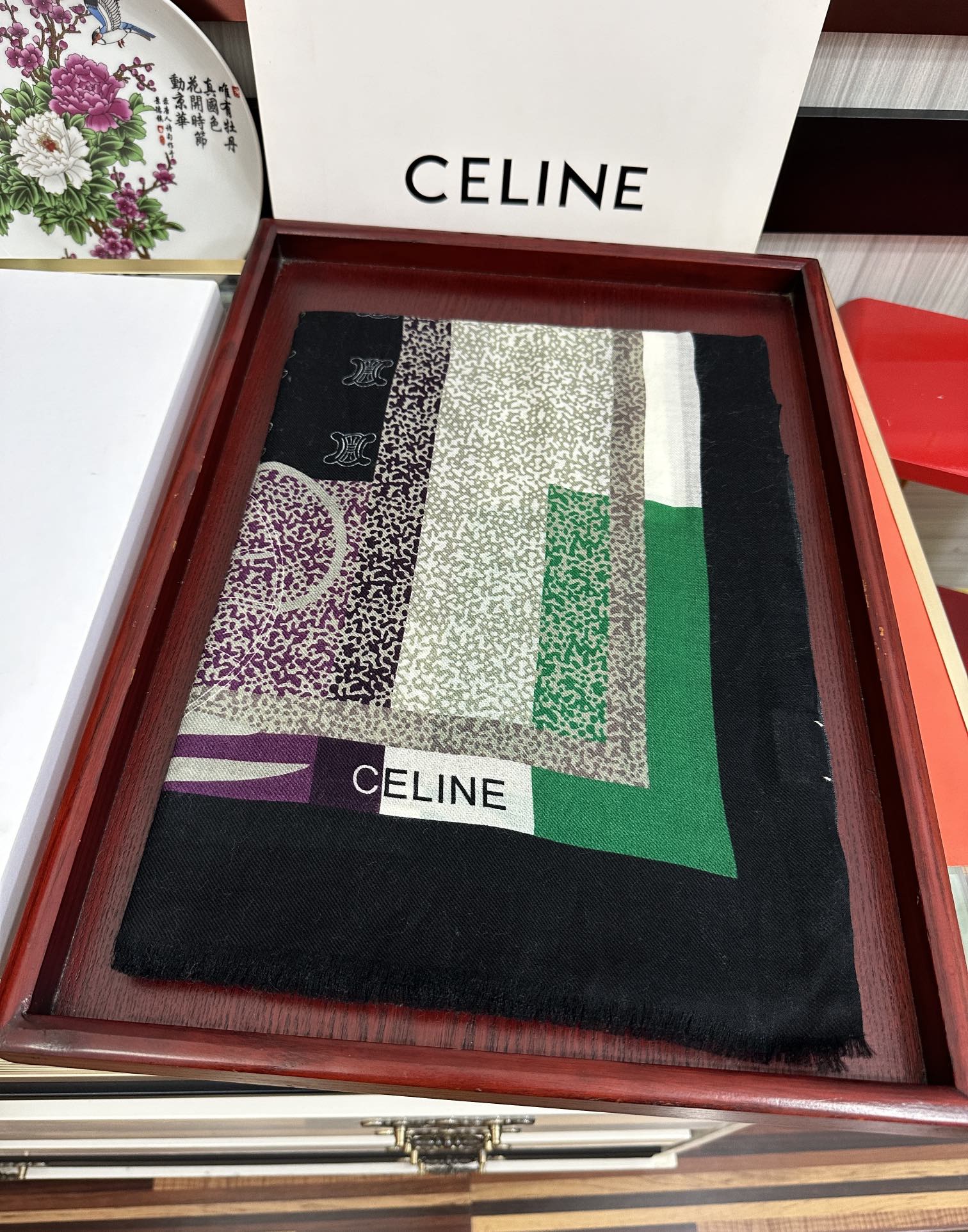 Celine 2050赛林 最新款 设计太美了 真心赞 实物真心美 细节都可见 高端 VI 绝对值得入手 尺寸：100x200cm材质：羊绒