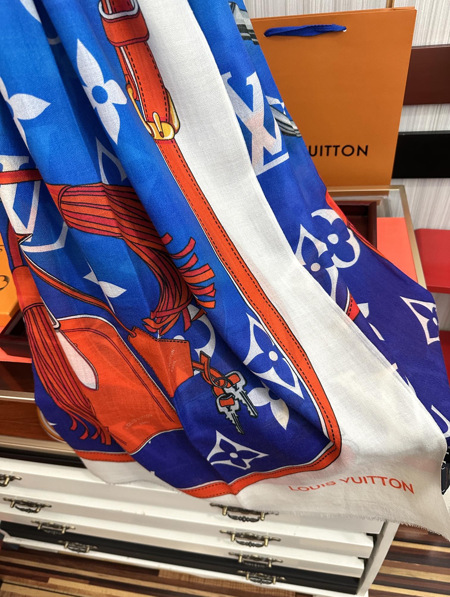 Louis Vuitton V 2025 最新款‼ 设计太美了 真心赞 【戒指绒长巾】 实物真心美 细节都可见 高端 VI 绝对值得入手 尺寸：100x200cm