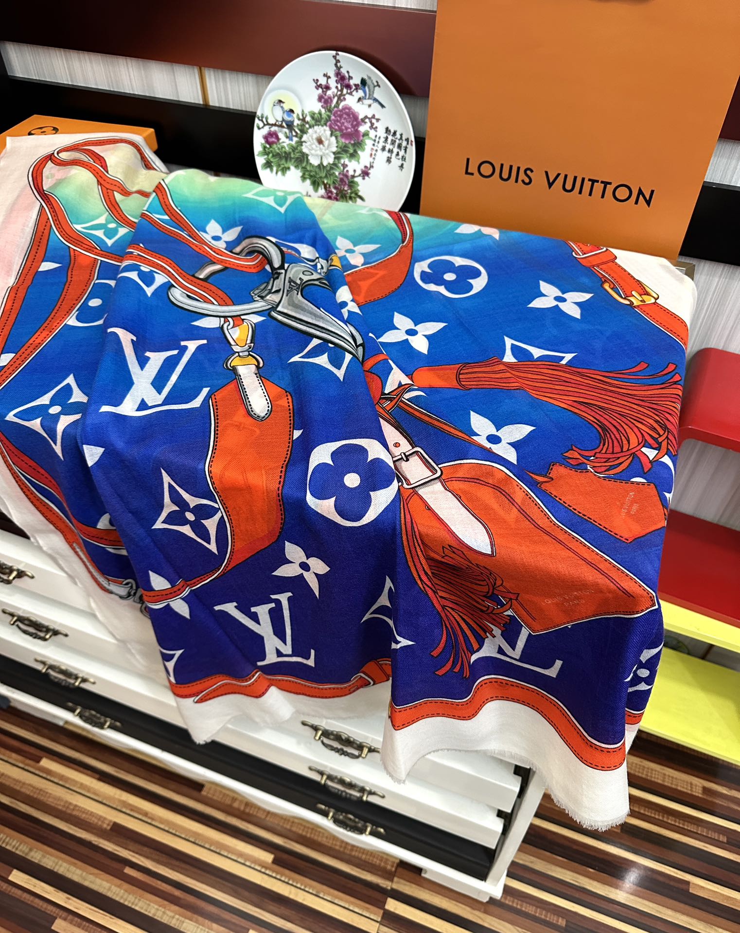 Louis Vuitton V 2025 最新款‼ 设计太美了 真心赞 【戒指绒长巾】 实物真心美 细节都可见 高端 VI 绝对值得入手 尺寸：100x200cm