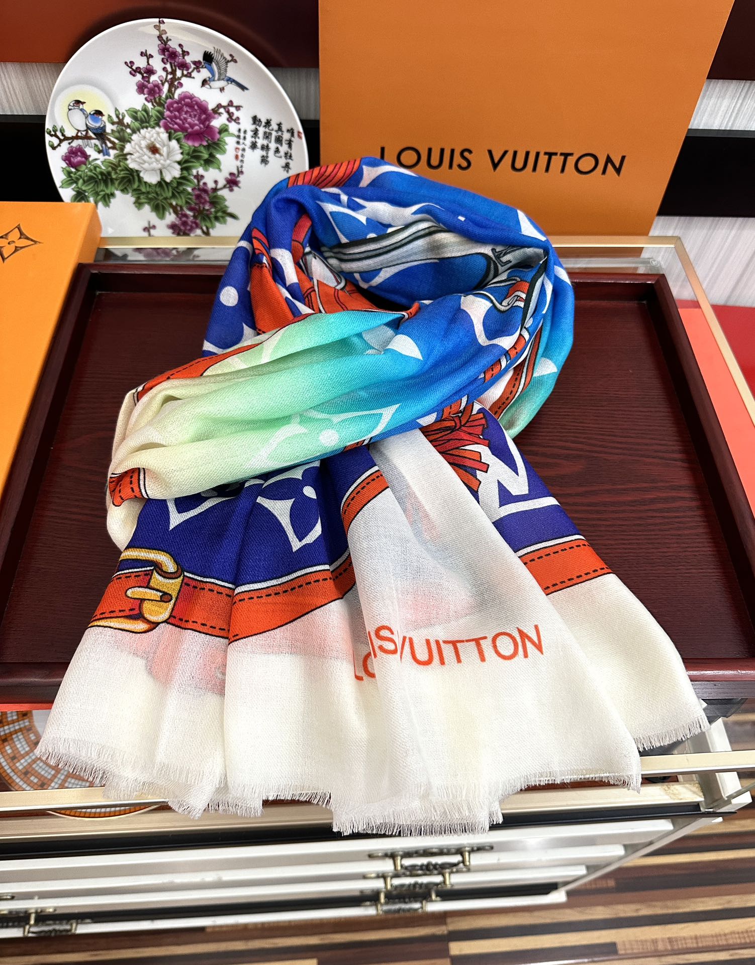 Louis Vuitton V 2025 最新款‼ 设计太美了 真心赞 【戒指绒长巾】 实物真心美 细节都可见 高端 VI 绝对值得入手 尺寸：100x200cm
