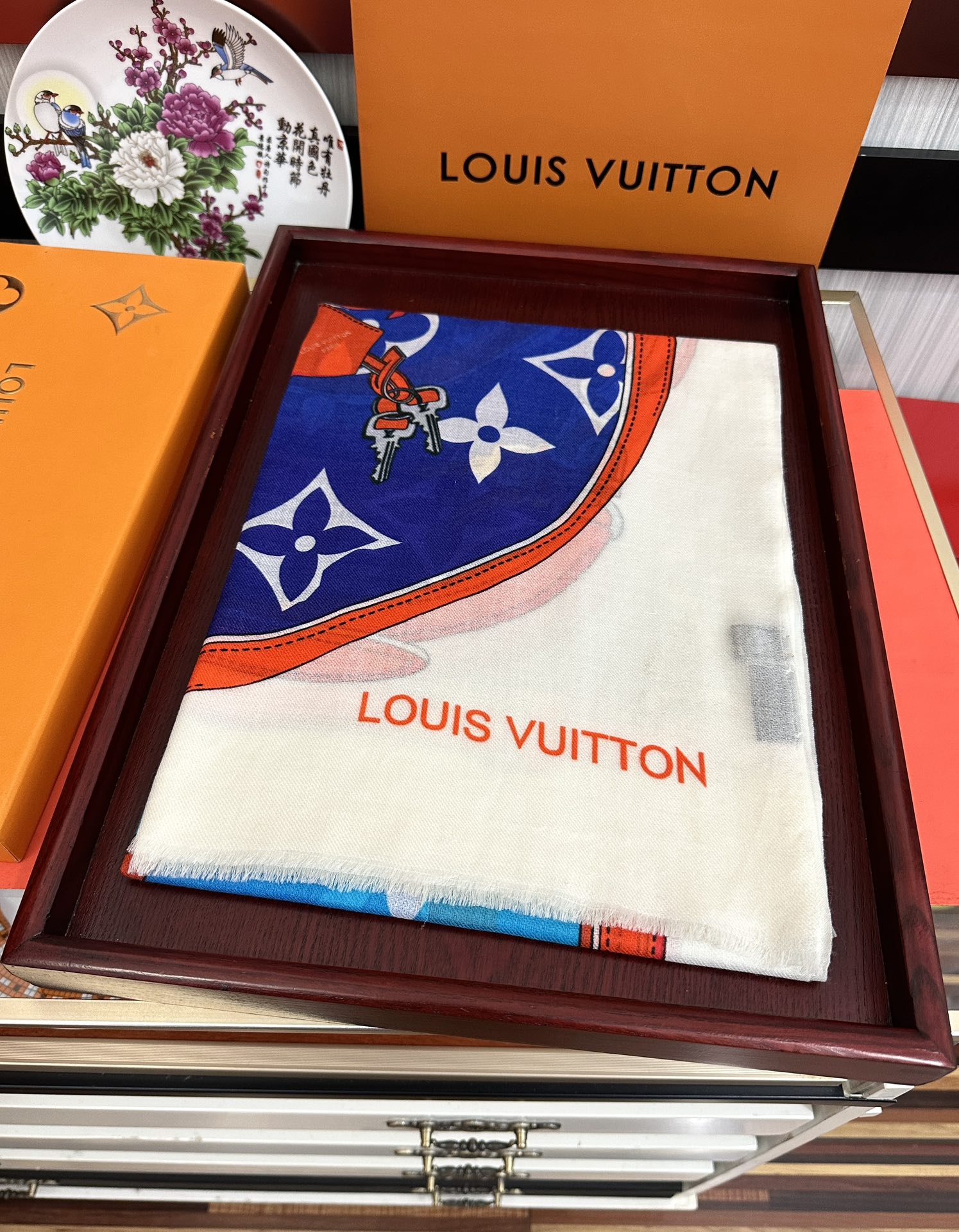 Louis Vuitton V 2025 最新款‼ 设计太美了 真心赞 【戒指绒长巾】 实物真心美 细节都可见 高端 VI 绝对值得入手 尺寸：100x200cm