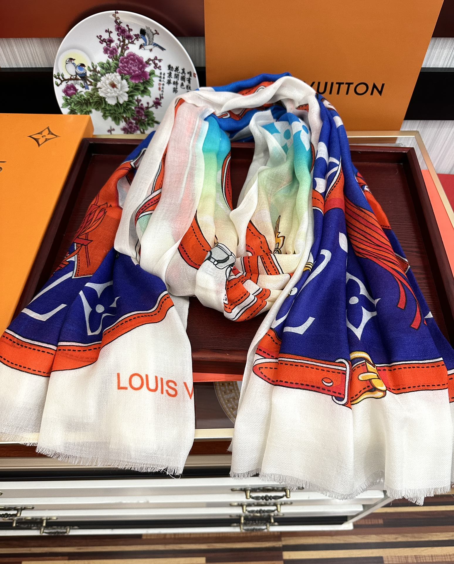 Louis Vuitton V 2025 最新款‼ 设计太美了 真心赞 【戒指绒长巾】 实物真心美 细节都可见 高端 VI 绝对值得入手 尺寸：100x200cm