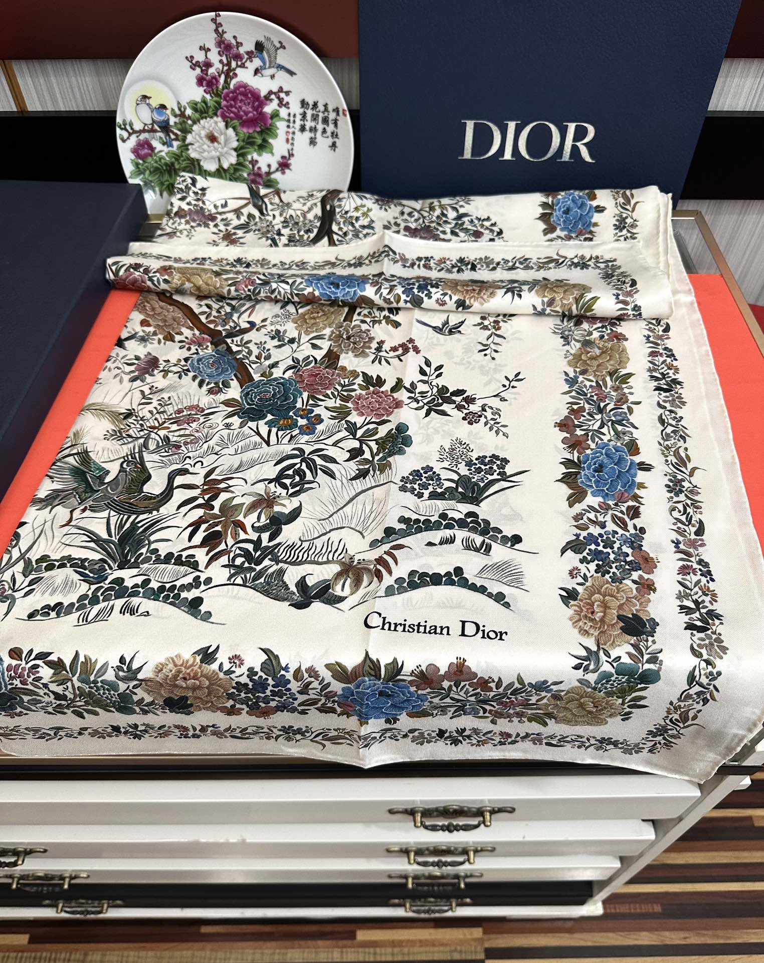 Dior 上新 迪家2025最新款 重磅推荐 下手一定要快高端 大爱 女人尤物 货极少 四季都可以用‼ 真心美的让人非常非常心动 上身效果简直美翻了 品质非常完美 整个围巾给人气场的同时又非常 秀丽 绝对值得入手的新款 ‼ 实物一拿到就会庆幸自己是买对了