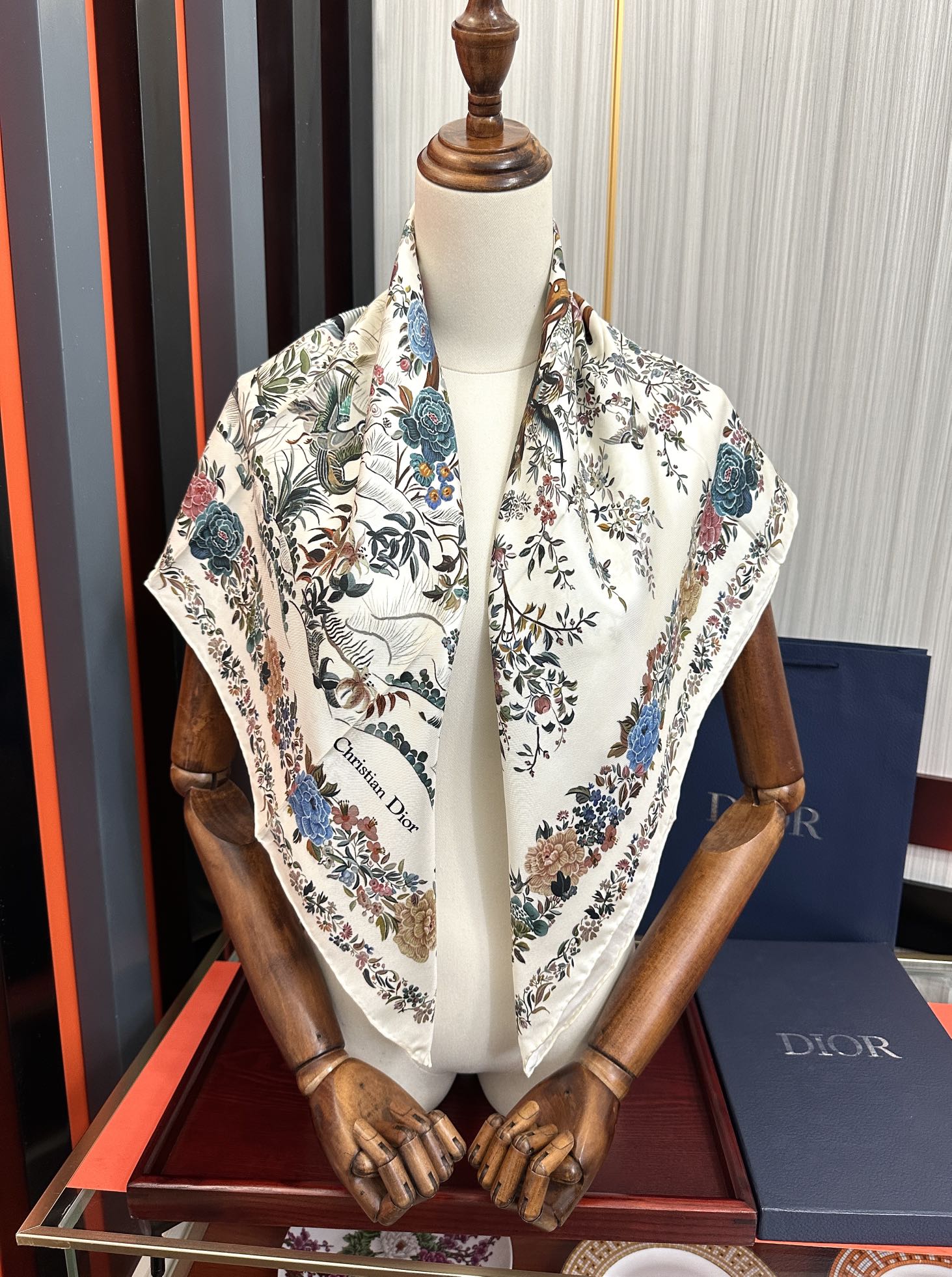 Dior 上新 迪家2025最新款 重磅推荐 下手一定要快高端 大爱 女人尤物 货极少 四季都可以用‼ 真心美的让人非常非常心动 上身效果简直美翻了 品质非常完美 整个围巾给人气场的同时又非常 秀丽 绝对值得入手的新款 ‼ 实物一拿到就会庆幸自己是买对了