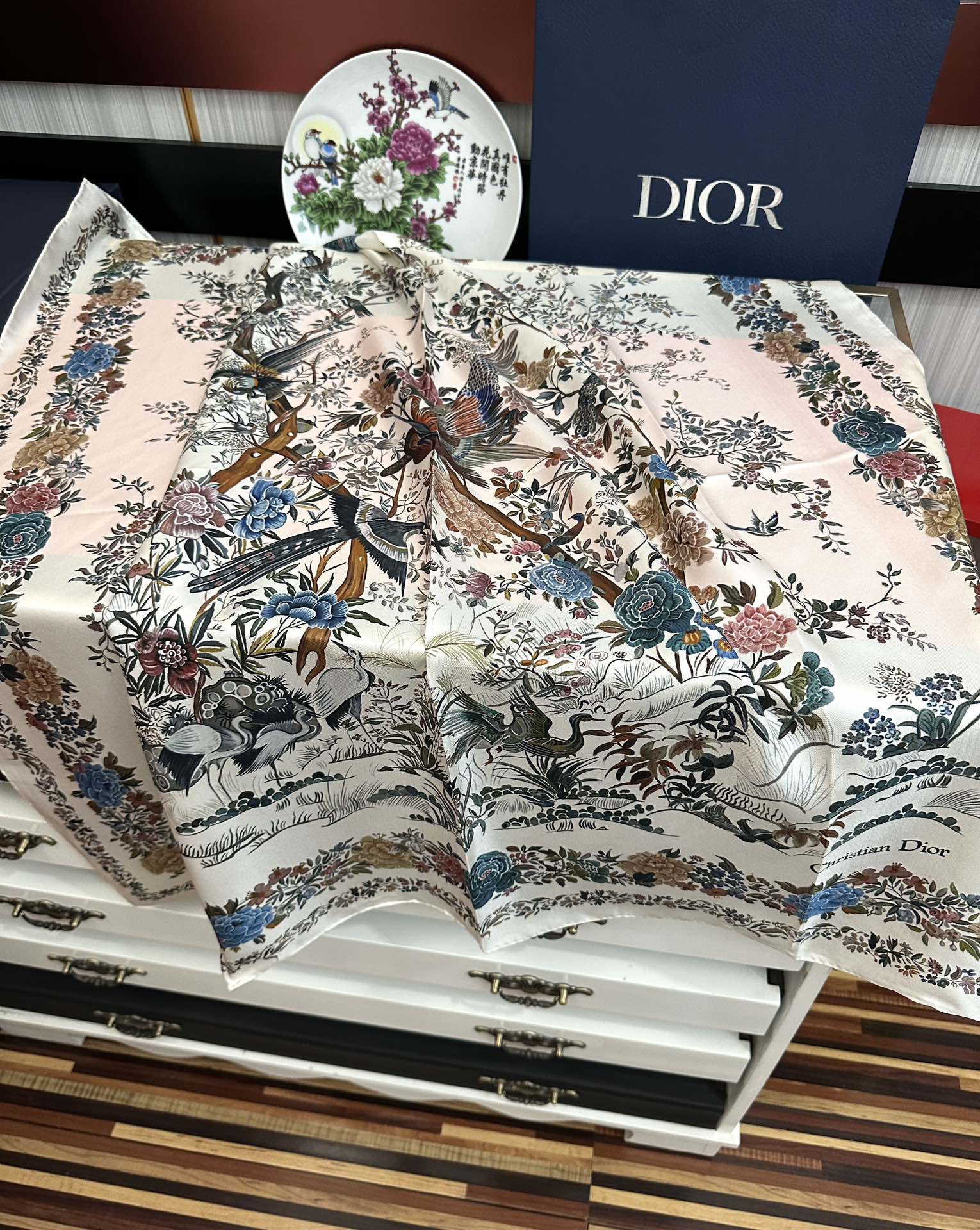 Dior 上新 迪家2025最新款 重磅推荐 下手一定要快高端 大爱 女人尤物 货极少 四季都可以用‼ 真心美的让人非常非常心动 上身效果简直美翻了 品质非常完美 整个围巾给人气场的同时又非常 秀丽 绝对值得入手的新款 ‼ 实物一拿到就会庆幸自己是买对了