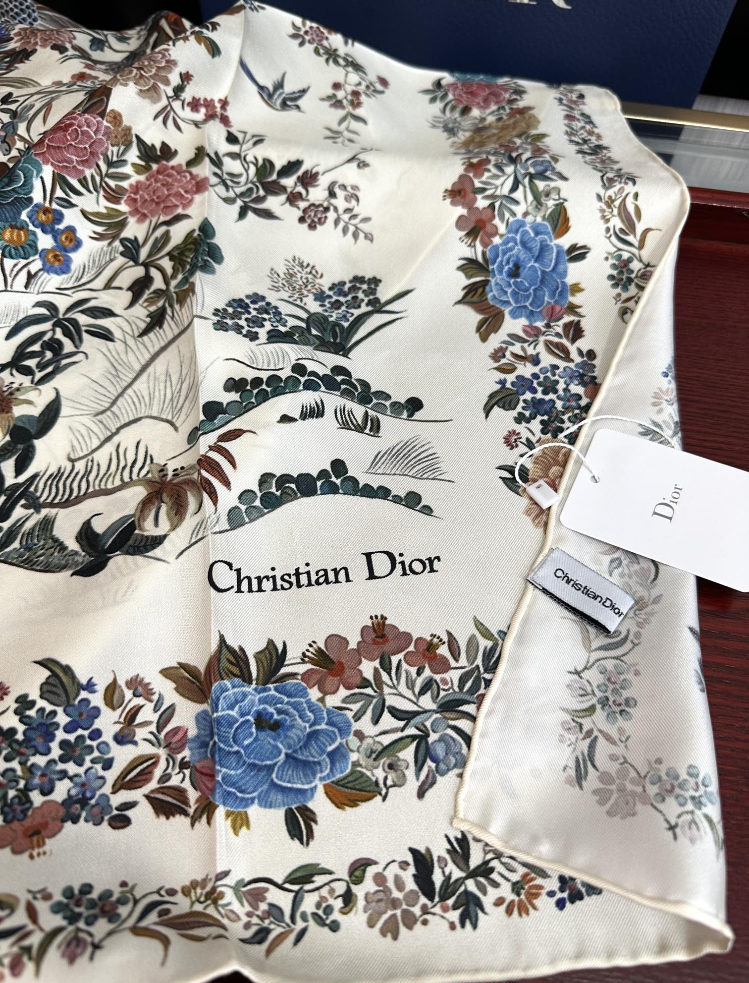 Dior 上新 迪家2025最新款 重磅推荐 下手一定要快高端 大爱 女人尤物 货极少 四季都可以用‼ 真心美的让人非常非常心动 上身效果简直美翻了 品质非常完美 整个围巾给人气场的同时又非常 秀丽 绝对值得入手的新款 ‼ 实物一拿到就会庆幸自己是买对了