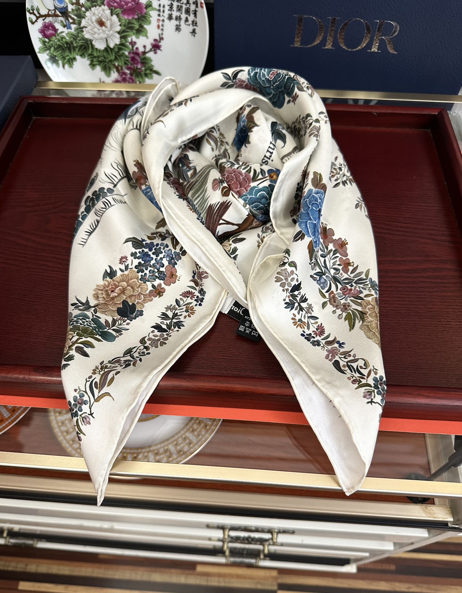 Dior 上新 迪家2025最新款 重磅推荐 下手一定要快高端 大爱 女人尤物 货极少 四季都可以用‼ 真心美的让人非常非常心动 上身效果简直美翻了 品质非常完美 整个围巾给人气场的同时又非常 秀丽 绝对值得入手的新款 ‼ 实物一拿到就会庆幸自己是买对了