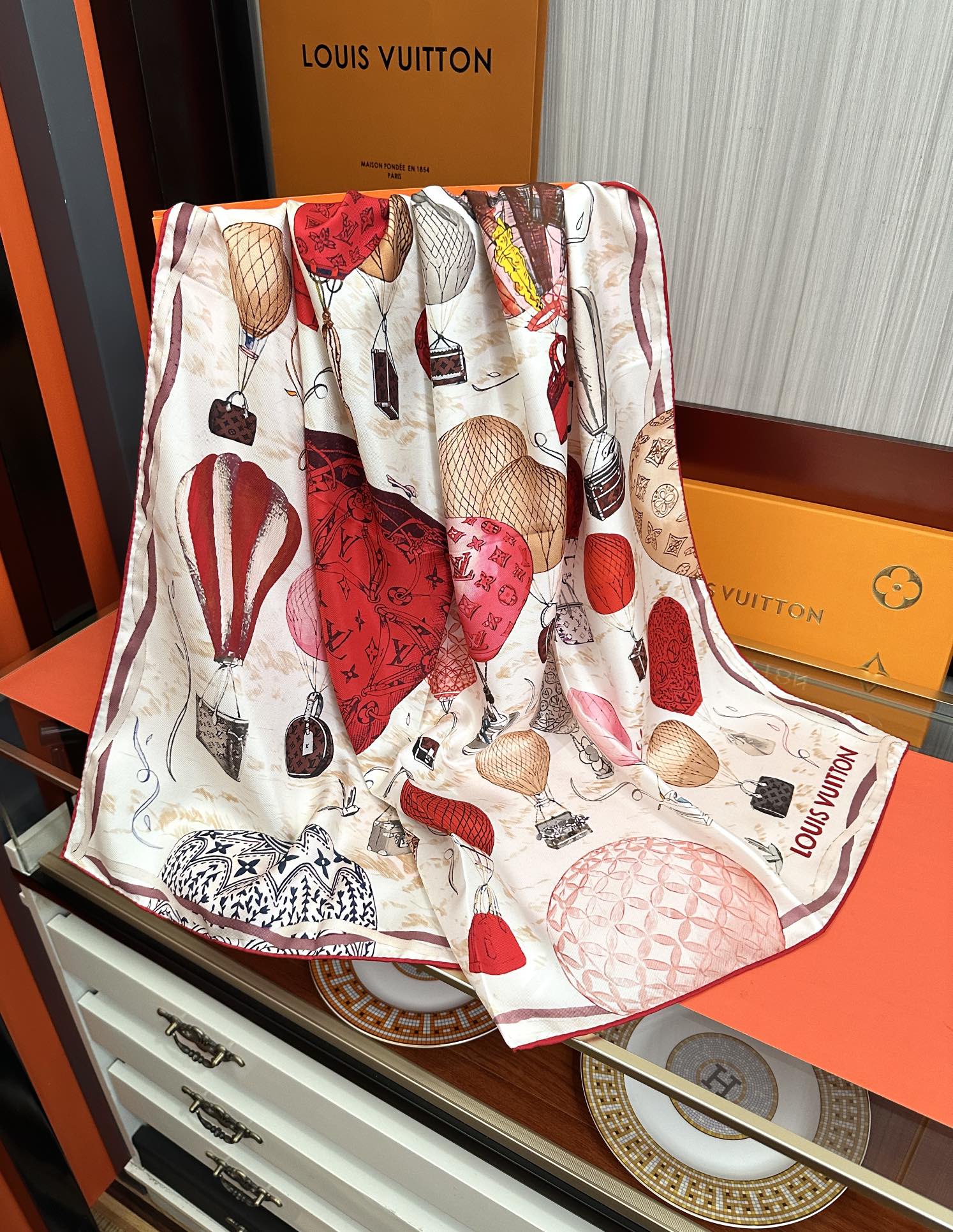 Louis Vuitton LV 【双面同色 热气球 】 卷边 太美了 永远都是那么 “通过别致的 色彩向原创设计致敬 作品未经重新诠释或设计 以简单而忠实的方式呈现艺术家创作的原始设计 这款可以多种方式佩戴 与任何服饰皆搭配得宜 无论系绕颈间 或作为上衣腰带及头巾佩戴 皆赏心悦目简直太美了 尺寸：90x90、材质：100% 真丝