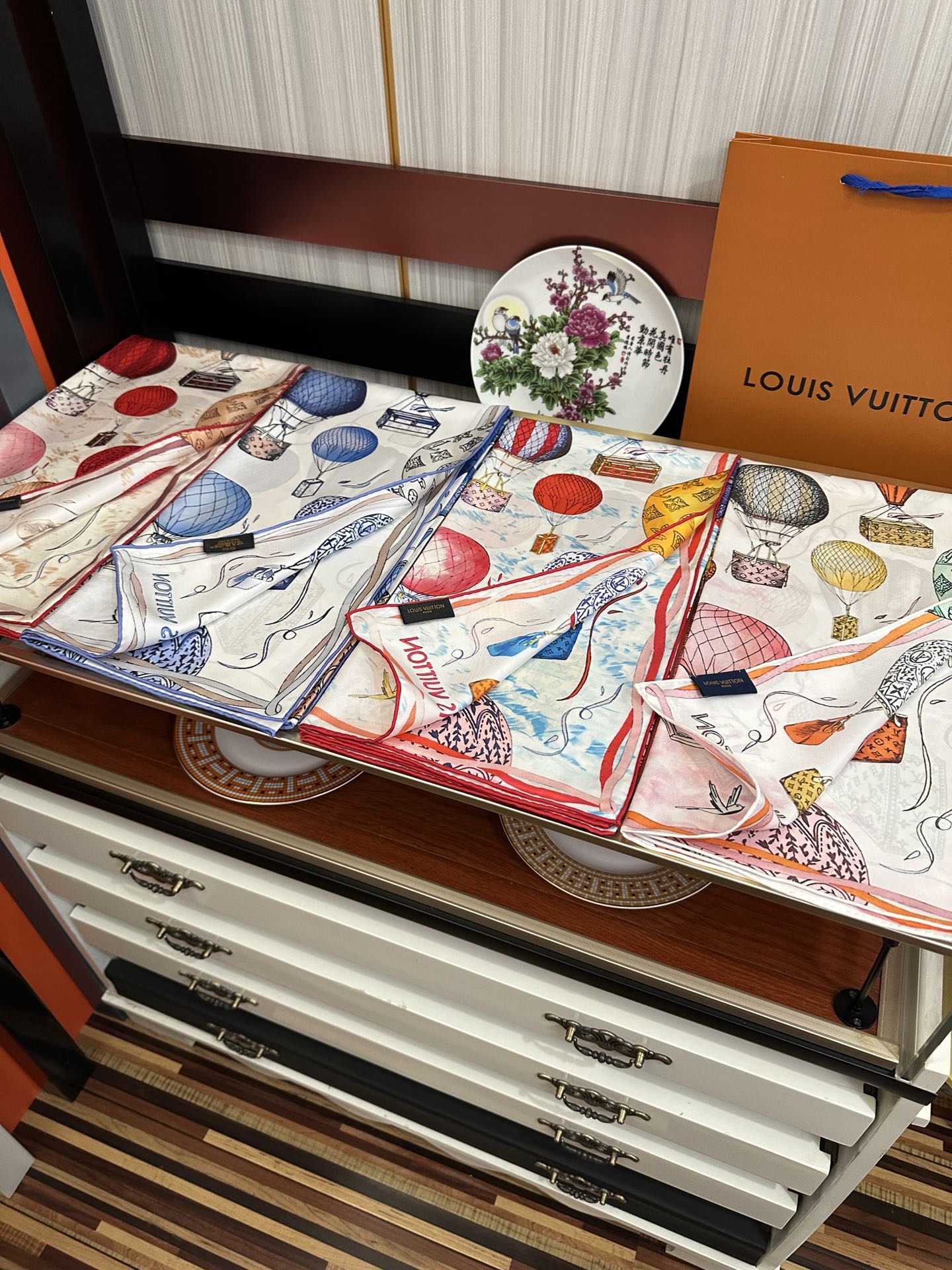 Louis Vuitton LV 【双面同色 热气球 】 卷边 太美了 永远都是那么 “通过别致的 色彩向原创设计致敬 作品未经重新诠释或设计 以简单而忠实的方式呈现艺术家创作的原始设计 这款可以多种方式佩戴 与任何服饰皆搭配得宜 无论系绕颈间 或作为上衣腰带及头巾佩戴 皆赏心悦目简直太美了 尺寸：90x90、材质：100% 真丝