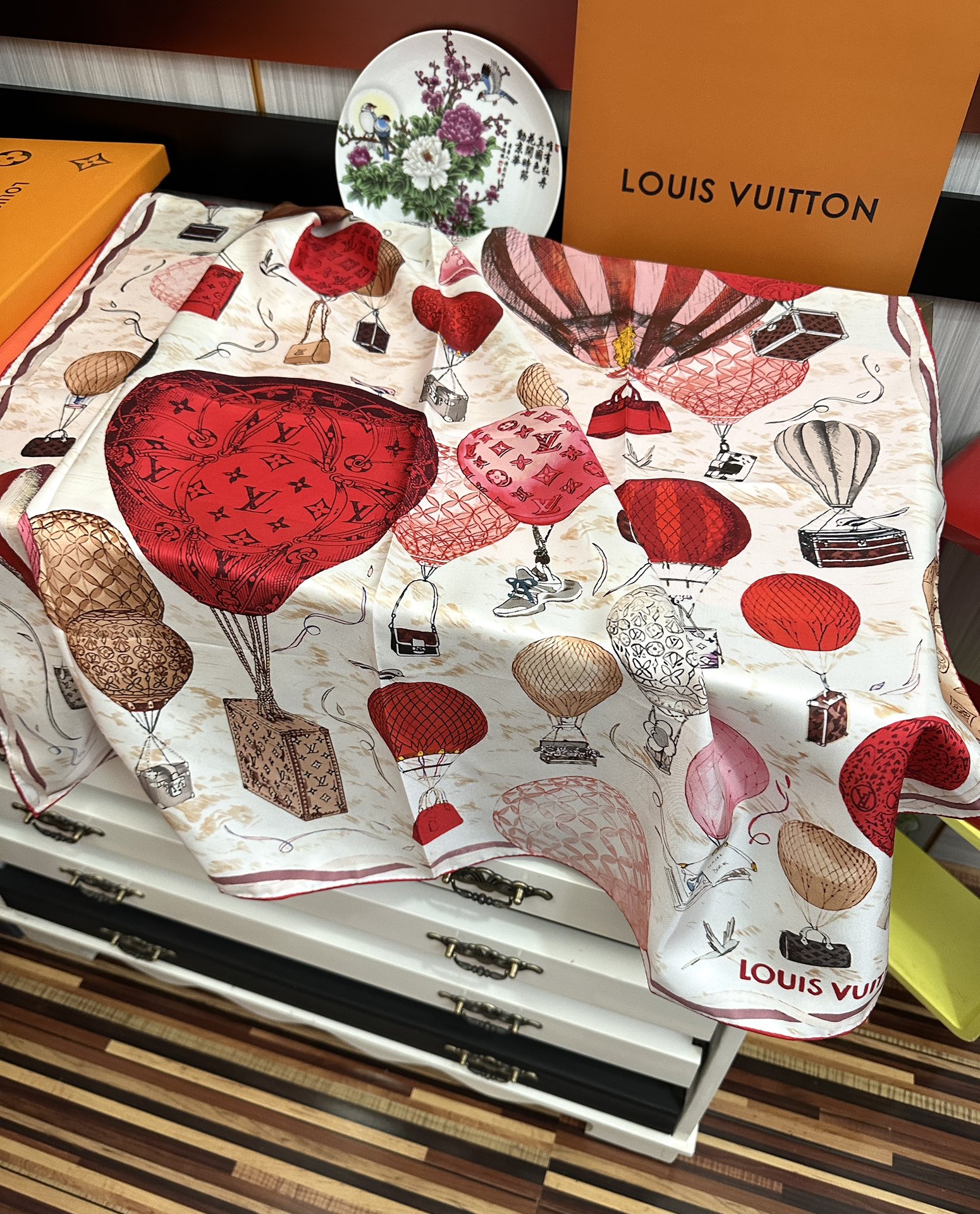 Louis Vuitton LV 【双面同色 热气球 】 卷边 太美了 永远都是那么 “通过别致的 色彩向原创设计致敬 作品未经重新诠释或设计 以简单而忠实的方式呈现艺术家创作的原始设计 这款可以多种方式佩戴 与任何服饰皆搭配得宜 无论系绕颈间 或作为上衣腰带及头巾佩戴 皆赏心悦目简直太美了 尺寸：90x90、材质：100% 真丝