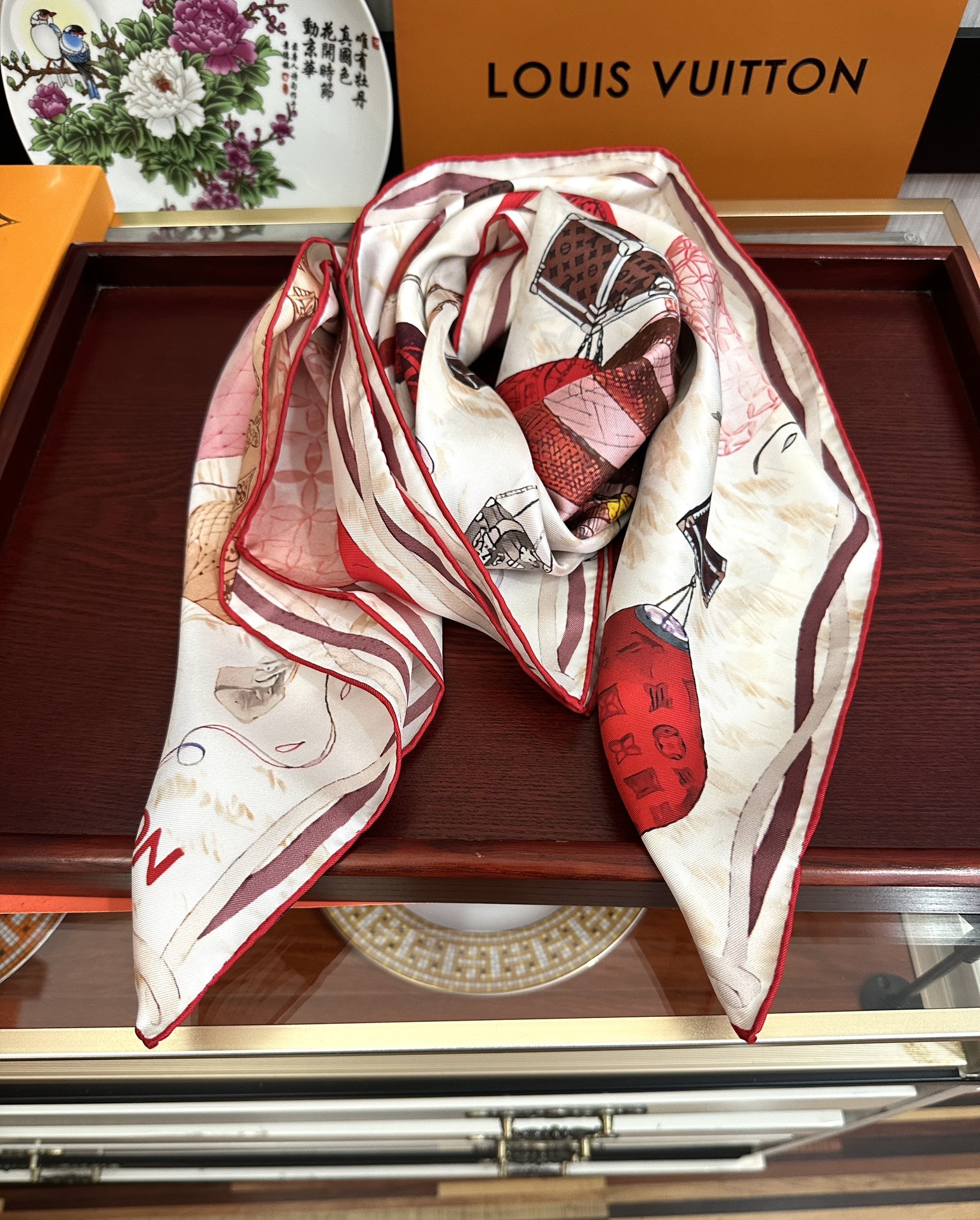 Louis Vuitton LV 【双面同色 热气球 】 卷边 太美了 永远都是那么 “通过别致的 色彩向原创设计致敬 作品未经重新诠释或设计 以简单而忠实的方式呈现艺术家创作的原始设计 这款可以多种方式佩戴 与任何服饰皆搭配得宜 无论系绕颈间 或作为上衣腰带及头巾佩戴 皆赏心悦目简直太美了 尺寸：90x90、材质：100% 真丝