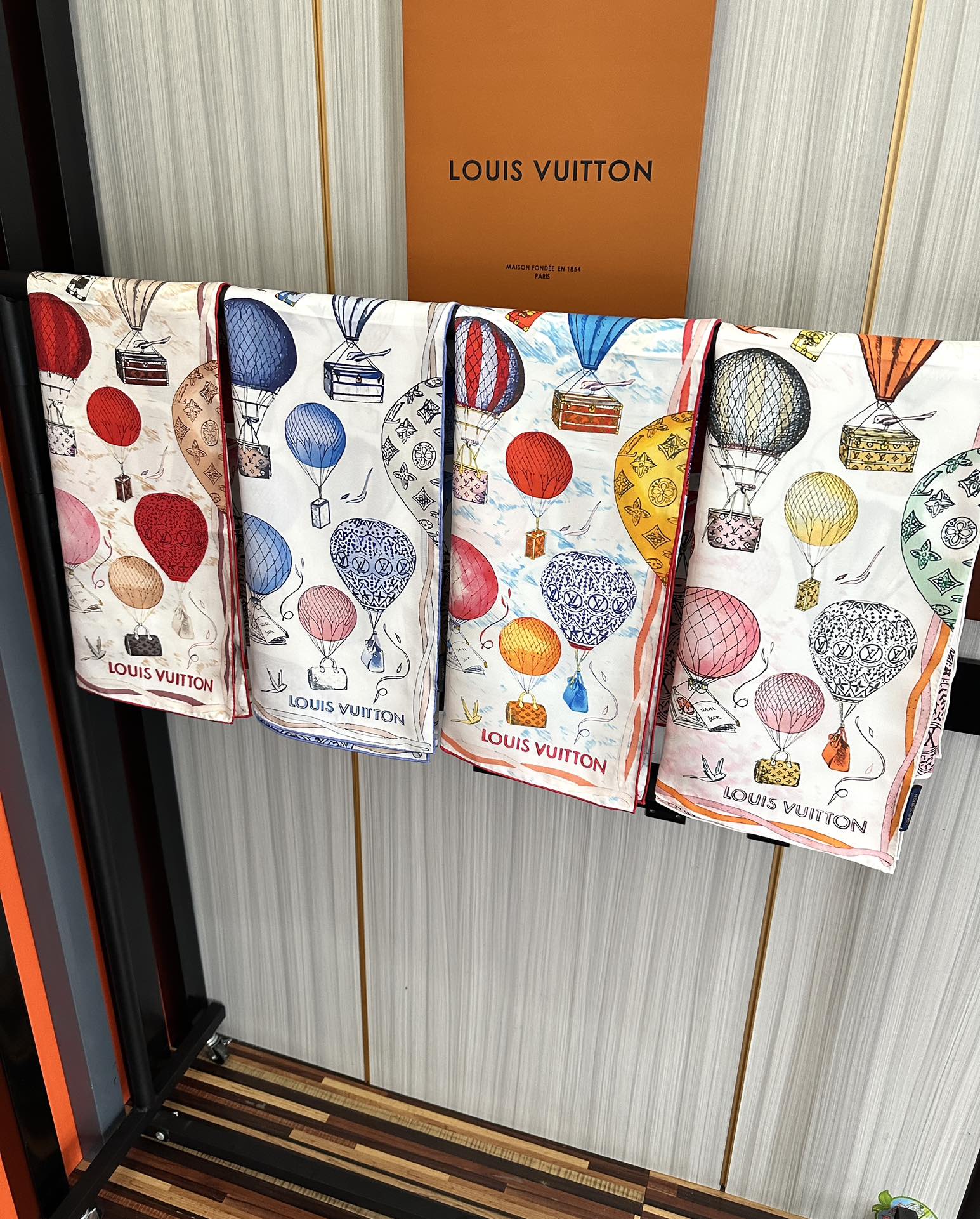 Louis Vuitton LV 【双面同色 热气球 】 卷边 太美了 永远都是那么 “通过别致的 色彩向原创设计致敬 作品未经重新诠释或设计 以简单而忠实的方式呈现艺术家创作的原始设计 这款可以多种方式佩戴 与任何服饰皆搭配得宜 无论系绕颈间 或作为上衣腰带及头巾佩戴 皆赏心悦目简直太美了 尺寸：90x90、材质：100% 真丝