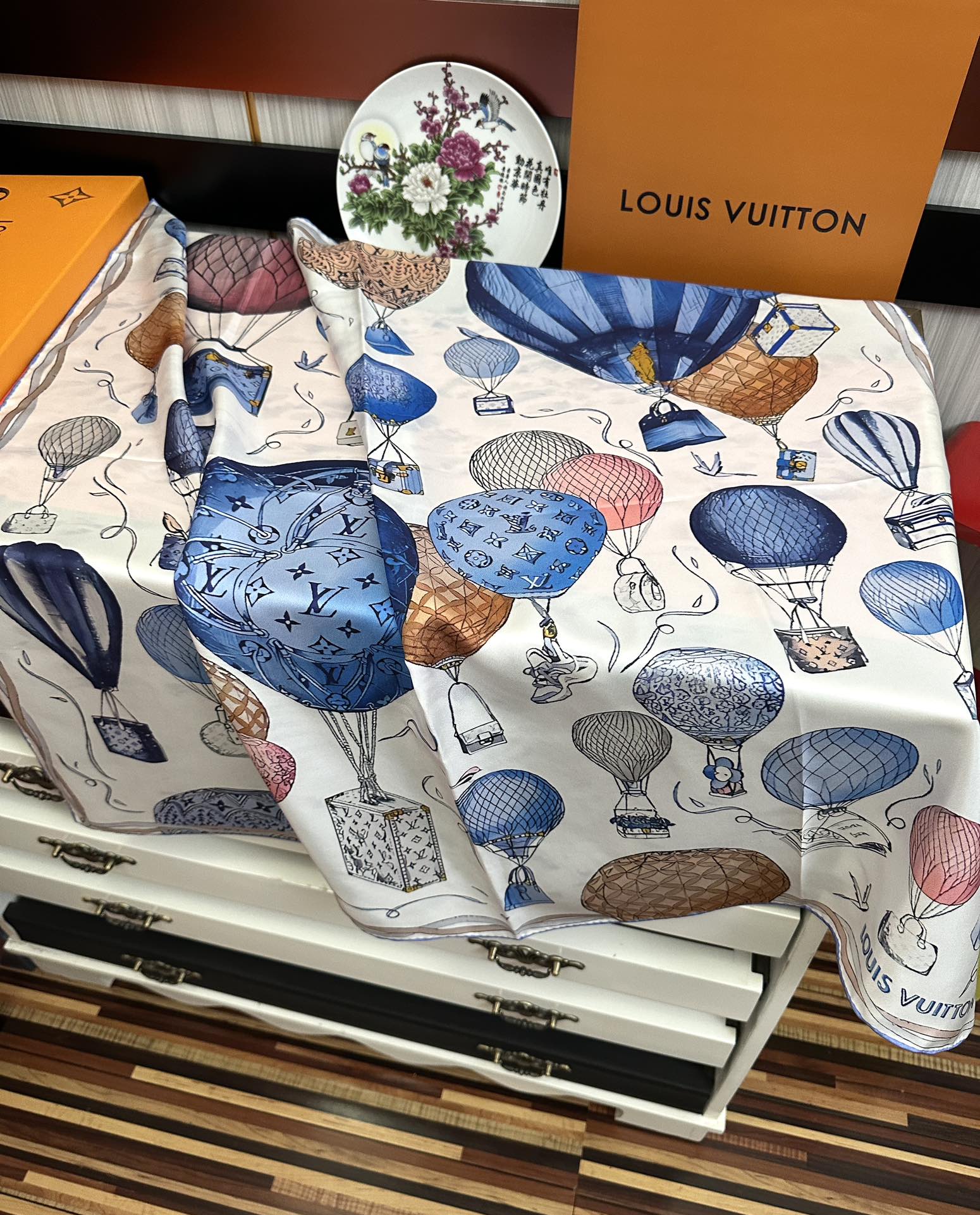 Louis Vuitton LV 【双面同色 热气球 】 卷边 太美了 永远都是那么 “通过别致的 色彩向原创设计致敬 作品未经重新诠释或设计 以简单而忠实的方式呈现艺术家创作的原始设计 这款可以多种方式佩戴 与任何服饰皆搭配得宜 无论系绕颈间 或作为上衣腰带及头巾佩戴 皆赏心悦目简直太美了 尺寸：90x90、材质：100% 真丝