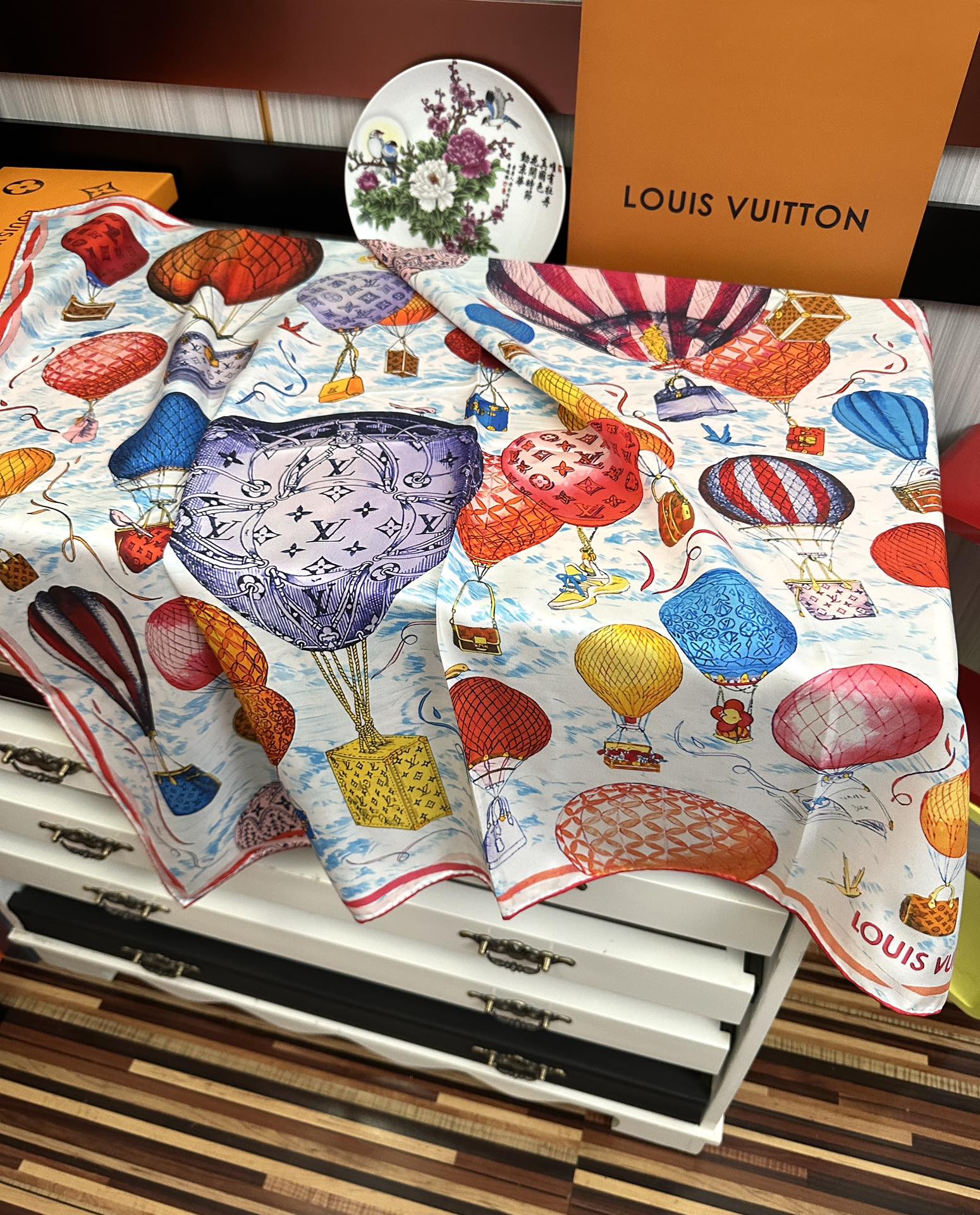 Louis Vuitton LV 【双面同色 热气球 】 卷边 太美了 永远都是那么 “通过别致的 色彩向原创设计致敬 作品未经重新诠释或设计 以简单而忠实的方式呈现艺术家创作的原始设计 这款可以多种方式佩戴 与任何服饰皆搭配得宜 无论系绕颈间 或作为上衣腰带及头巾佩戴 皆赏心悦目简直太美了 尺寸：90x90、材质：100% 真丝