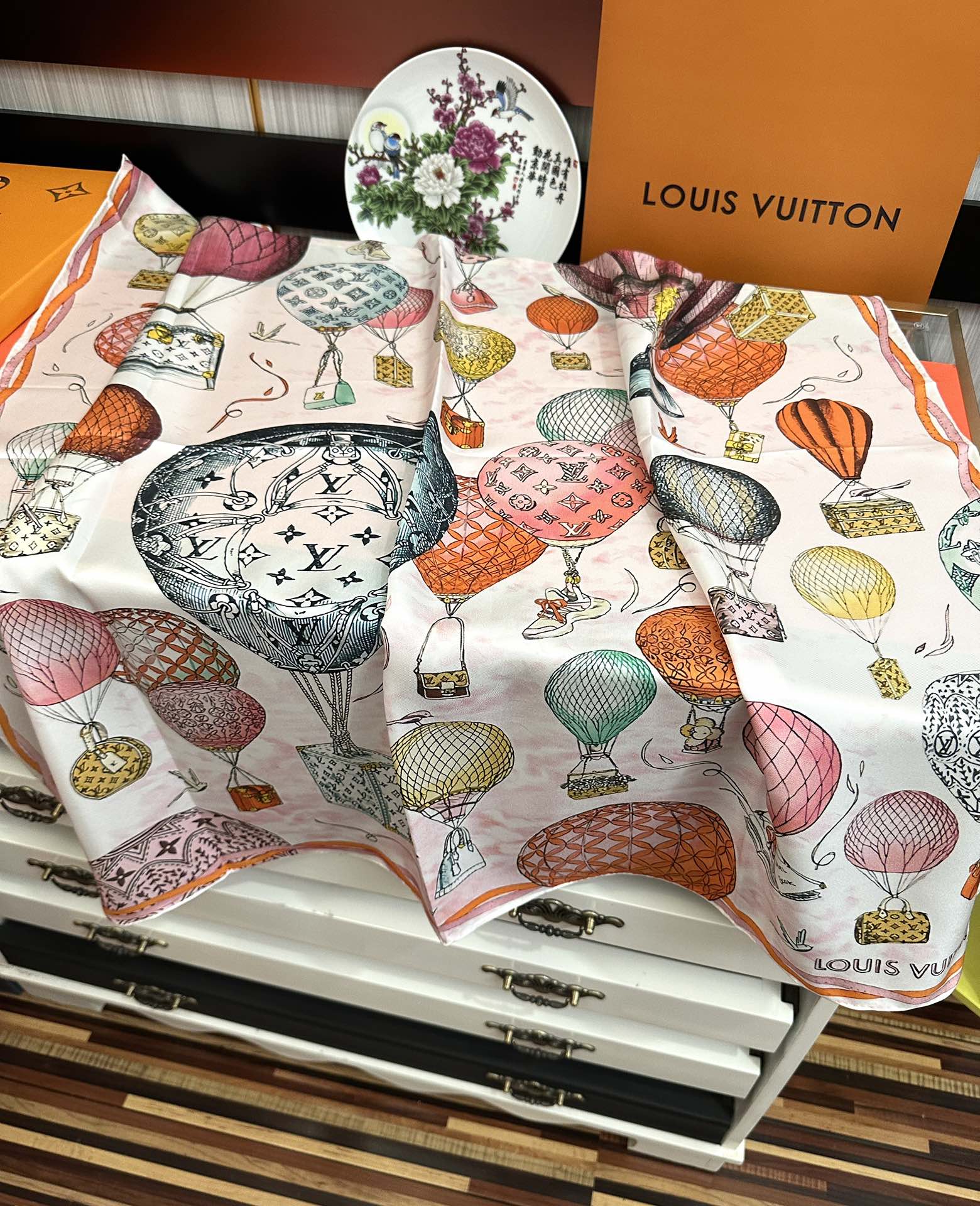 Louis Vuitton LV 【双面同色 热气球 】 卷边 太美了 永远都是那么 “通过别致的 色彩向原创设计致敬 作品未经重新诠释或设计 以简单而忠实的方式呈现艺术家创作的原始设计 这款可以多种方式佩戴 与任何服饰皆搭配得宜 无论系绕颈间 或作为上衣腰带及头巾佩戴 皆赏心悦目简直太美了 尺寸：90x90、材质：100% 真丝