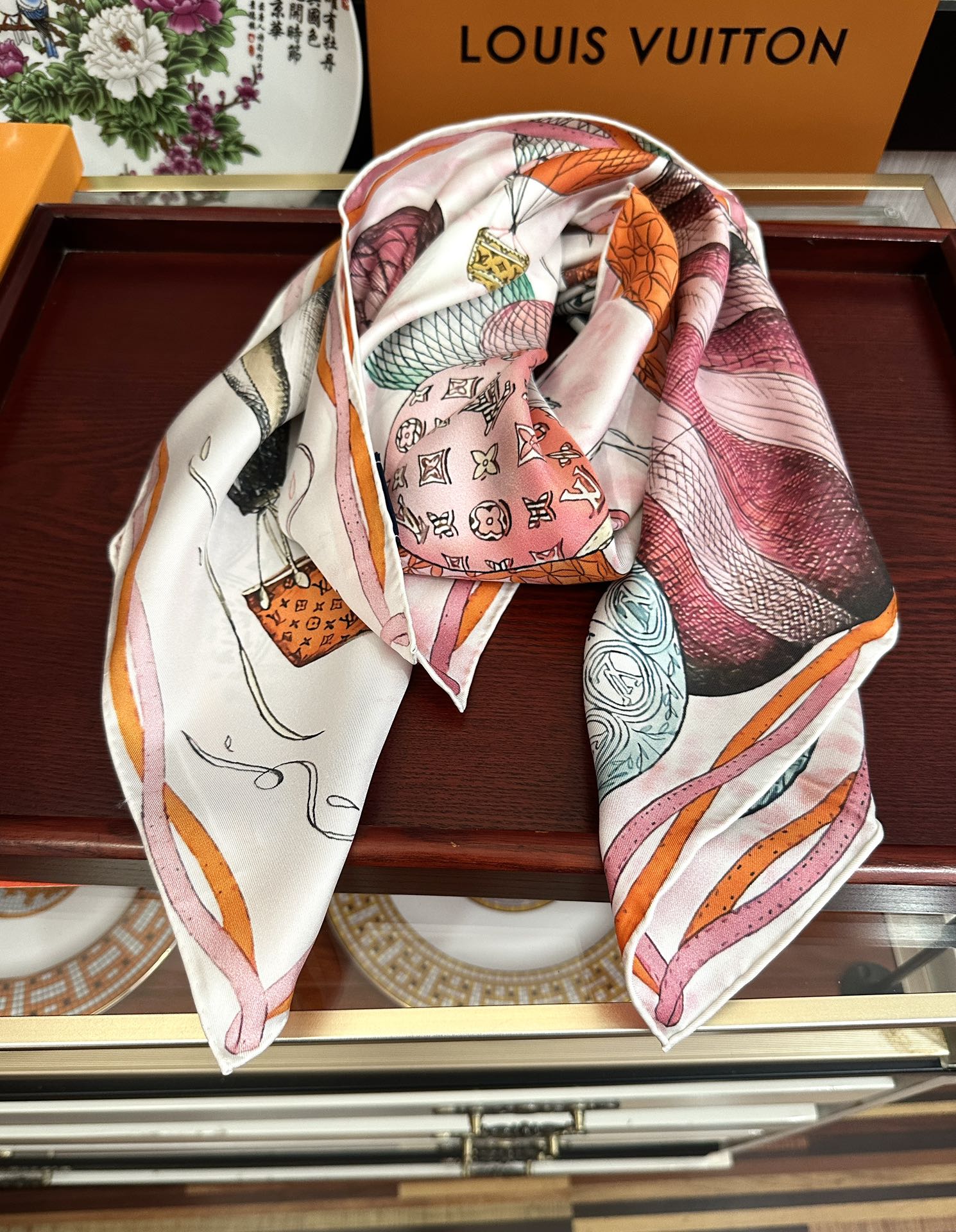 Louis Vuitton LV 【双面同色 热气球 】 卷边 太美了 永远都是那么 “通过别致的 色彩向原创设计致敬 作品未经重新诠释或设计 以简单而忠实的方式呈现艺术家创作的原始设计 这款可以多种方式佩戴 与任何服饰皆搭配得宜 无论系绕颈间 或作为上衣腰带及头巾佩戴 皆赏心悦目简直太美了 尺寸：90x90、材质：100% 真丝