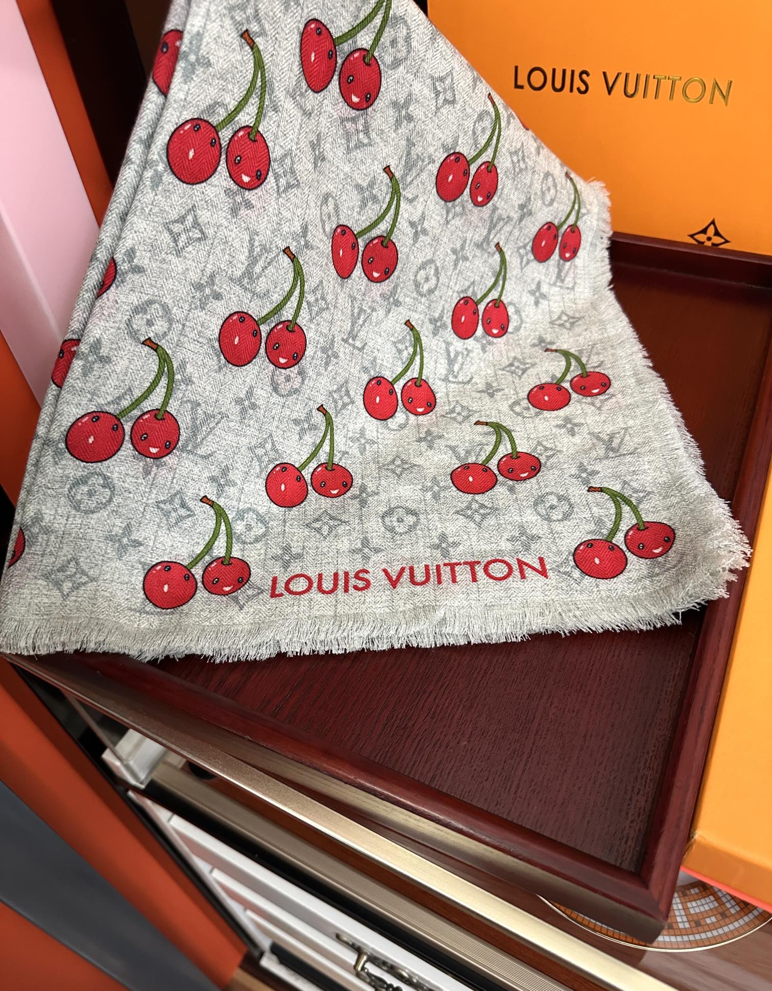 Louis Vuitton LV 2025双面同色樱桃 优雅 ~气质到骨子里 新一季的面料超高级