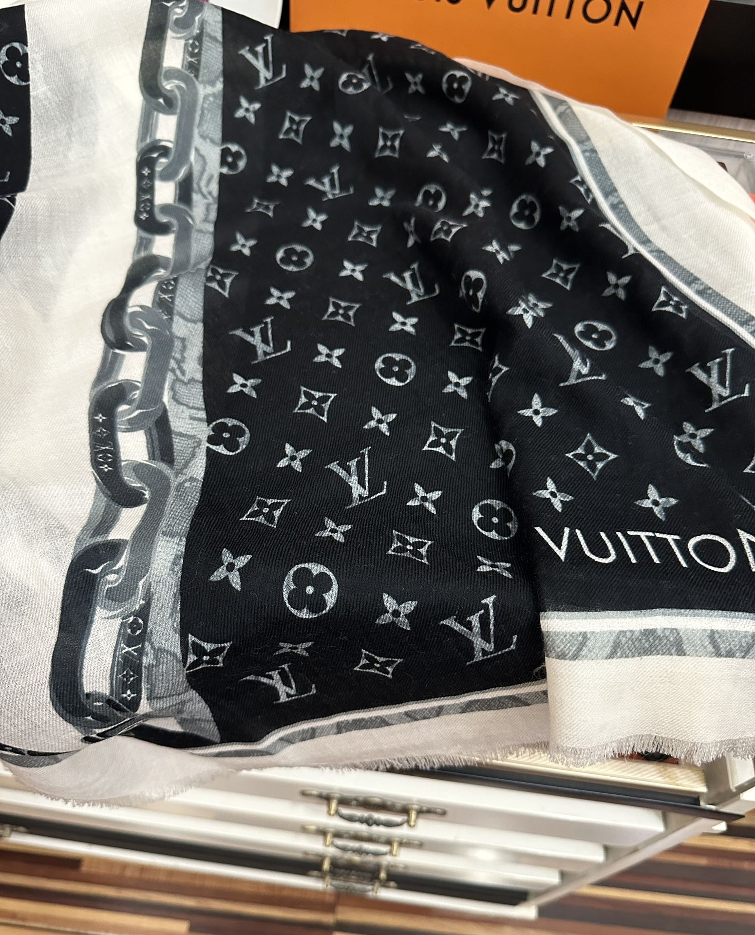 Louis Vuitton 新款 L家 2025最新款‼ 真心赞 【戒指绒长巾】 实物真心美 细节都可见 高端 VI 绝对值得入手 尺寸：100x200cm