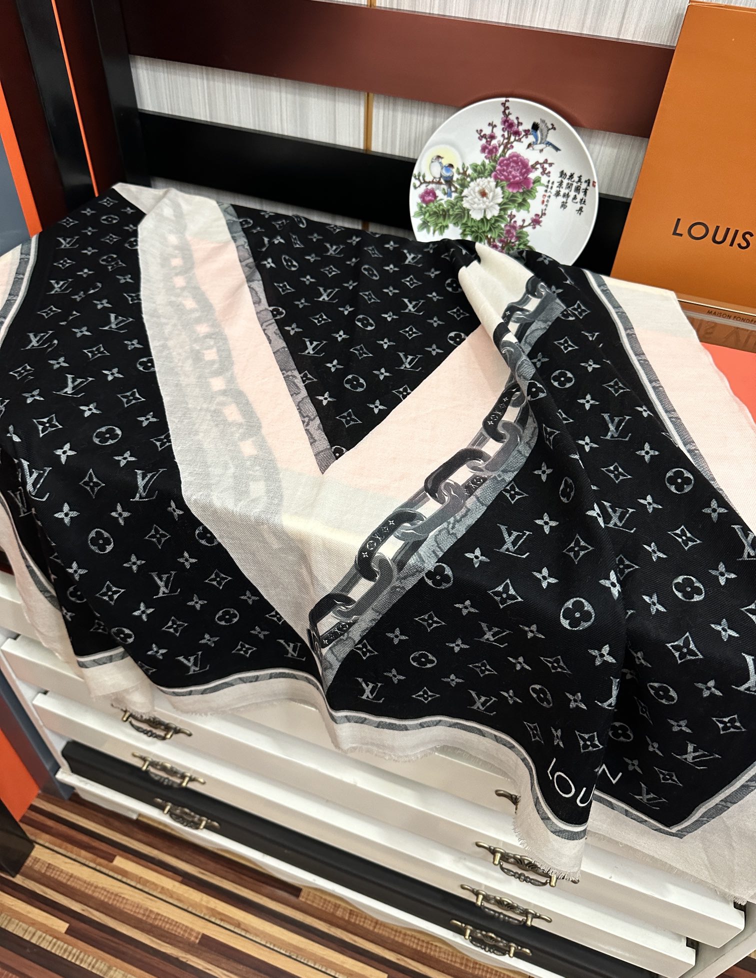 Louis Vuitton 新款 L家 2025最新款‼ 真心赞 【戒指绒长巾】 实物真心美 细节都可见 高端 VI 绝对值得入手 尺寸：100x200cm