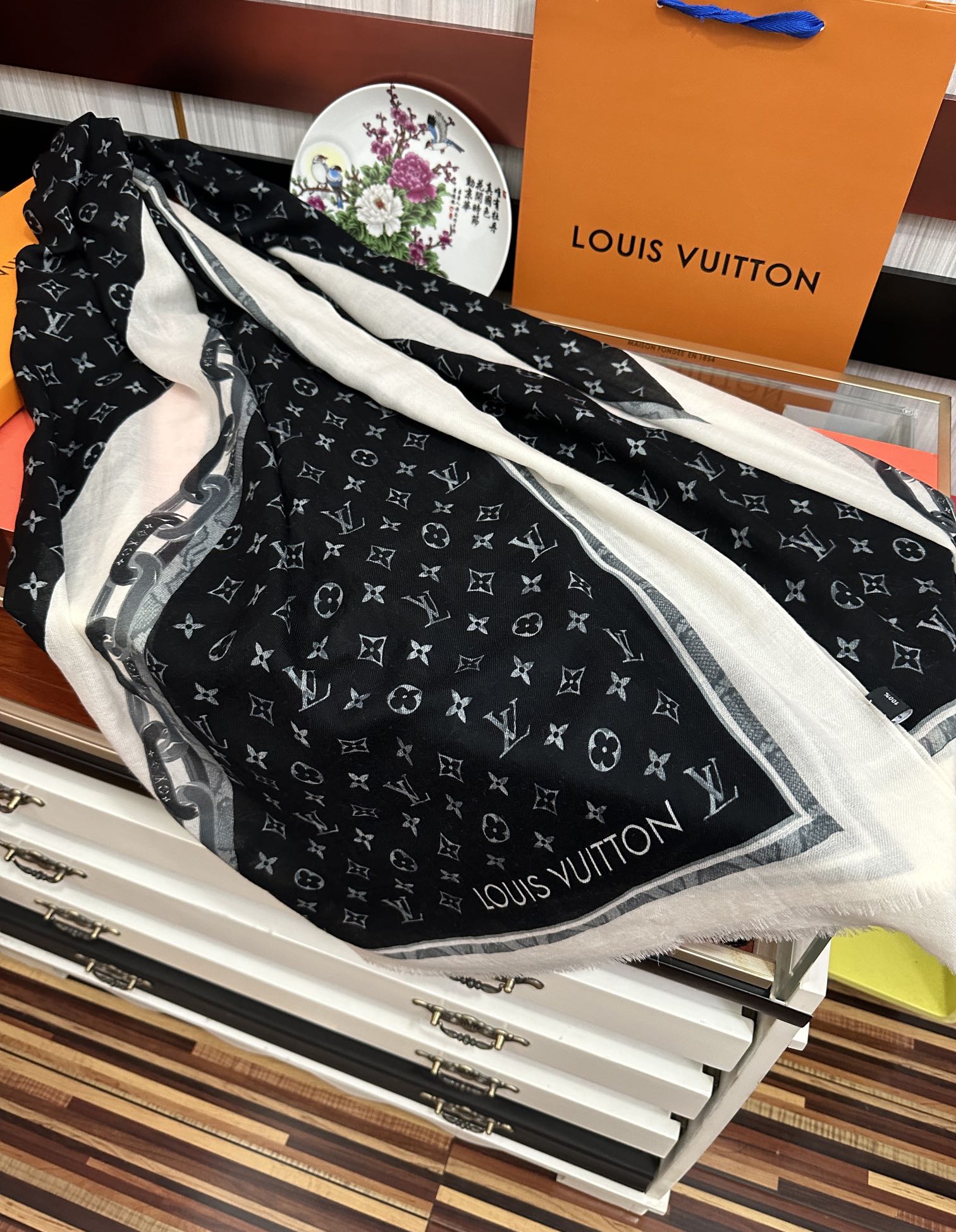 Louis Vuitton 新款 L家 2025最新款‼ 真心赞 【戒指绒长巾】 实物真心美 细节都可见 高端 VI 绝对值得入手 尺寸：100x200cm