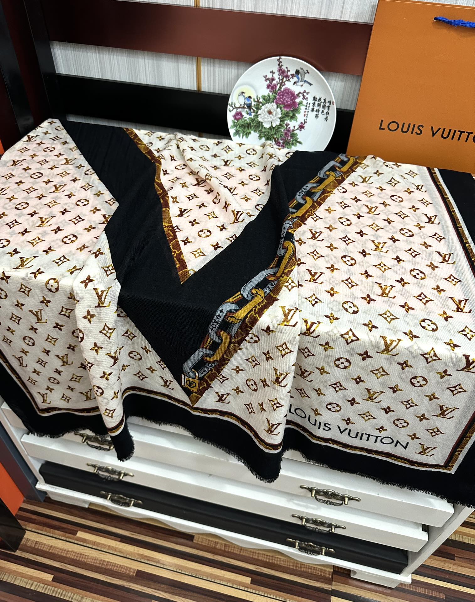 Louis Vuitton 新款 L家 2025最新款‼ 真心赞 【戒指绒长巾】 实物真心美 细节都可见 高端 VI 绝对值得入手 尺寸：100x200cm