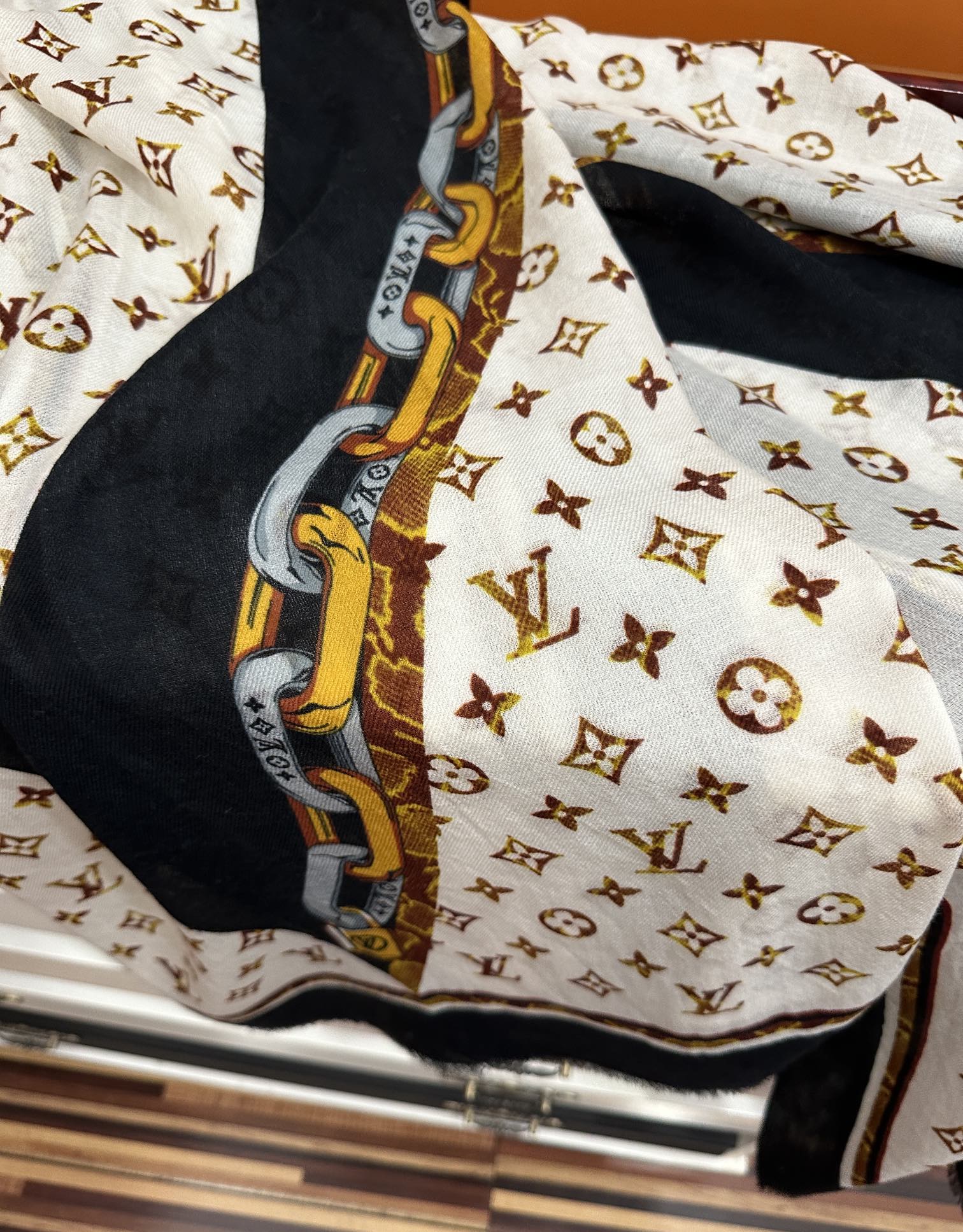 Louis Vuitton 新款 L家 2025最新款‼ 真心赞 【戒指绒长巾】 实物真心美 细节都可见 高端 VI 绝对值得入手 尺寸：100x200cm