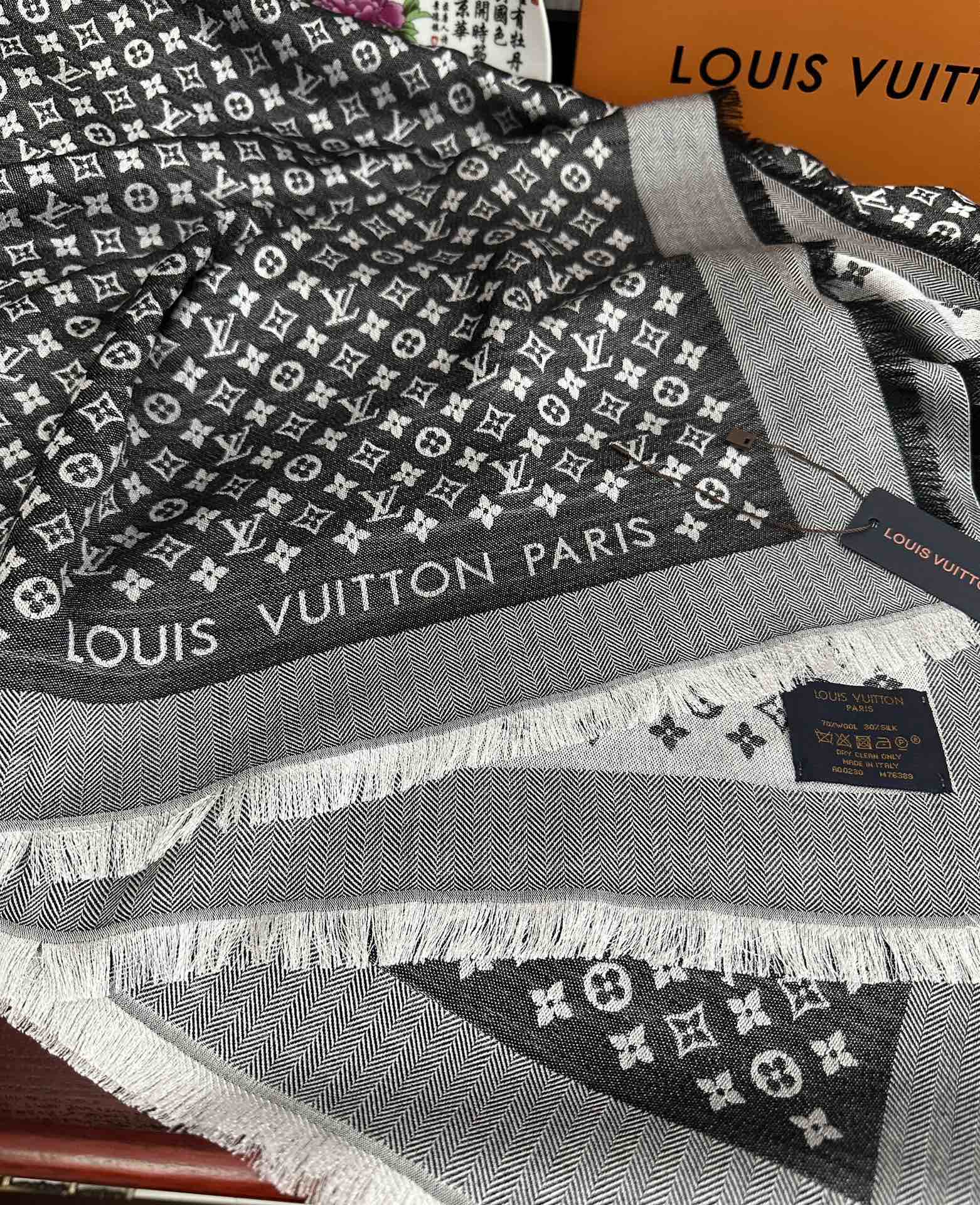 Louis Vuitton 上新 质地柔软而温暖饰有不同色调Monogram图案 饰有的字样 而永不过时 风格华贵典雅实用性和款式 性并重一直的品牌理念 LOGO提花装饰简洁